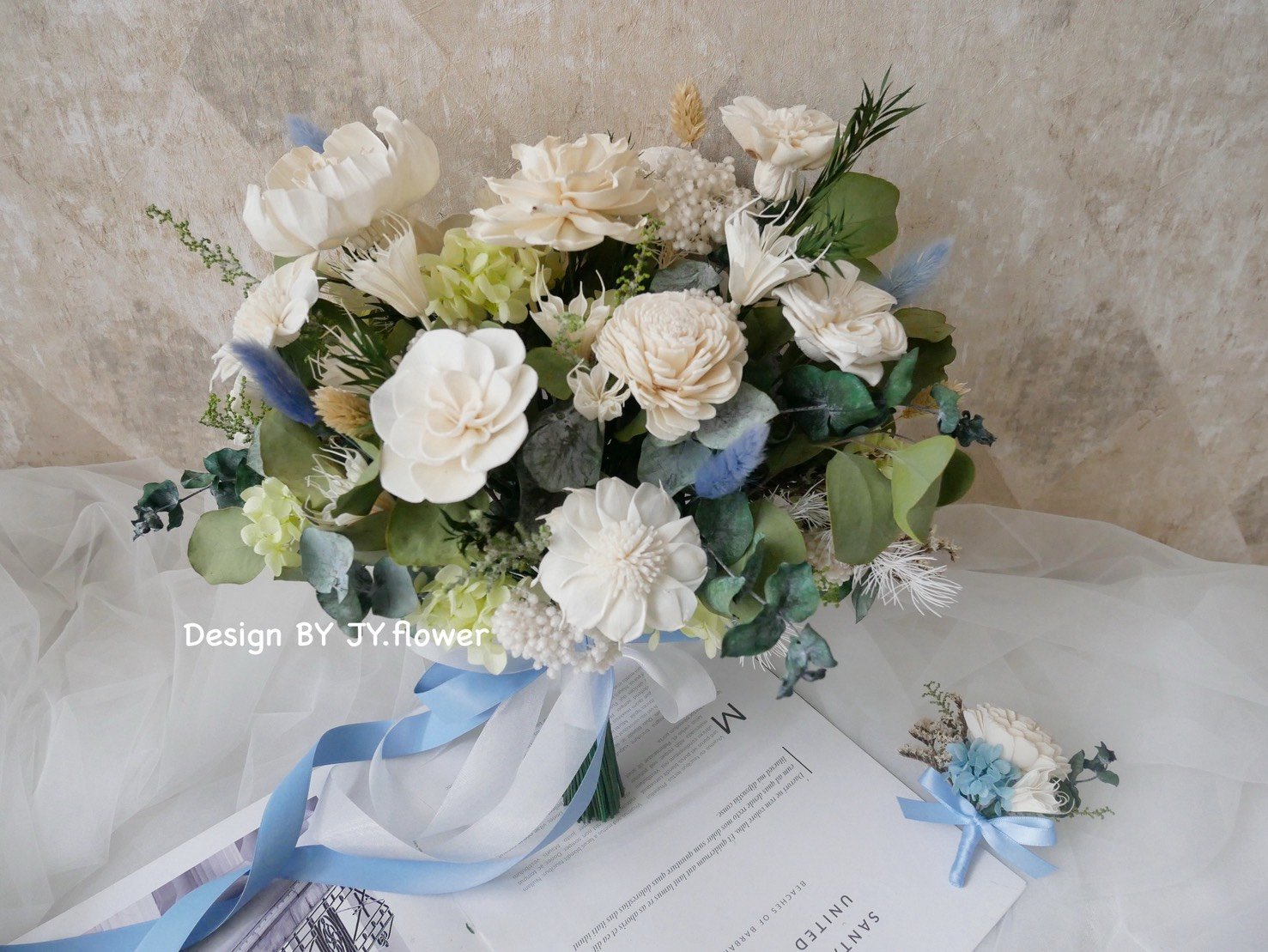 自然型手綁乾燥花捧花【純白煙藍】