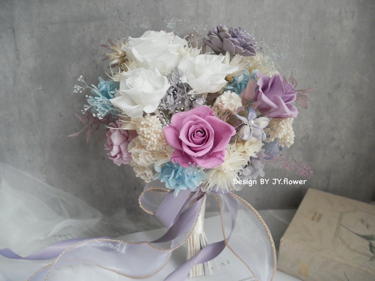 自然型手綁韓式不凋捧花【純白藍紫】