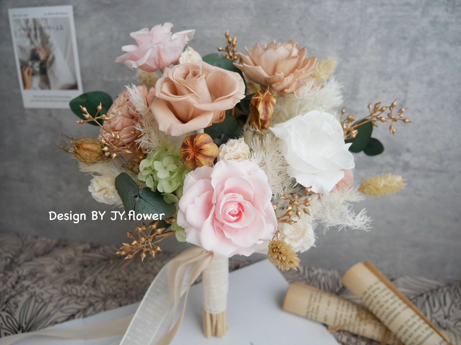 自然型手綁不凋捧花【柔光秘境】