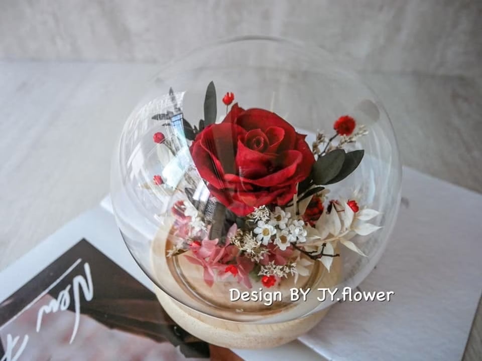 永生玫瑰水晶球玻璃罩夜燈【熱情如昔】