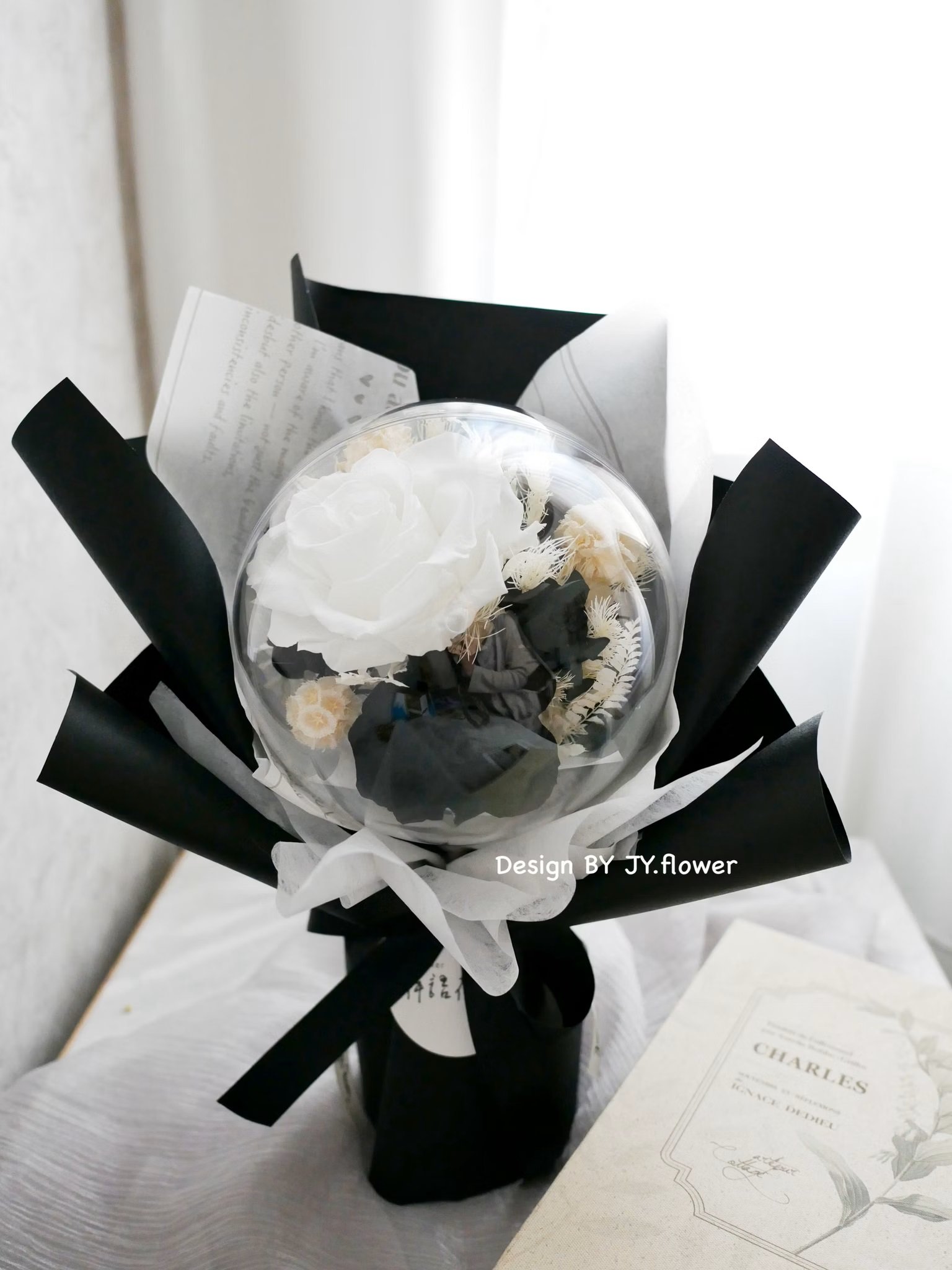 波波球小款永生玫瑰花束【經典白黑】