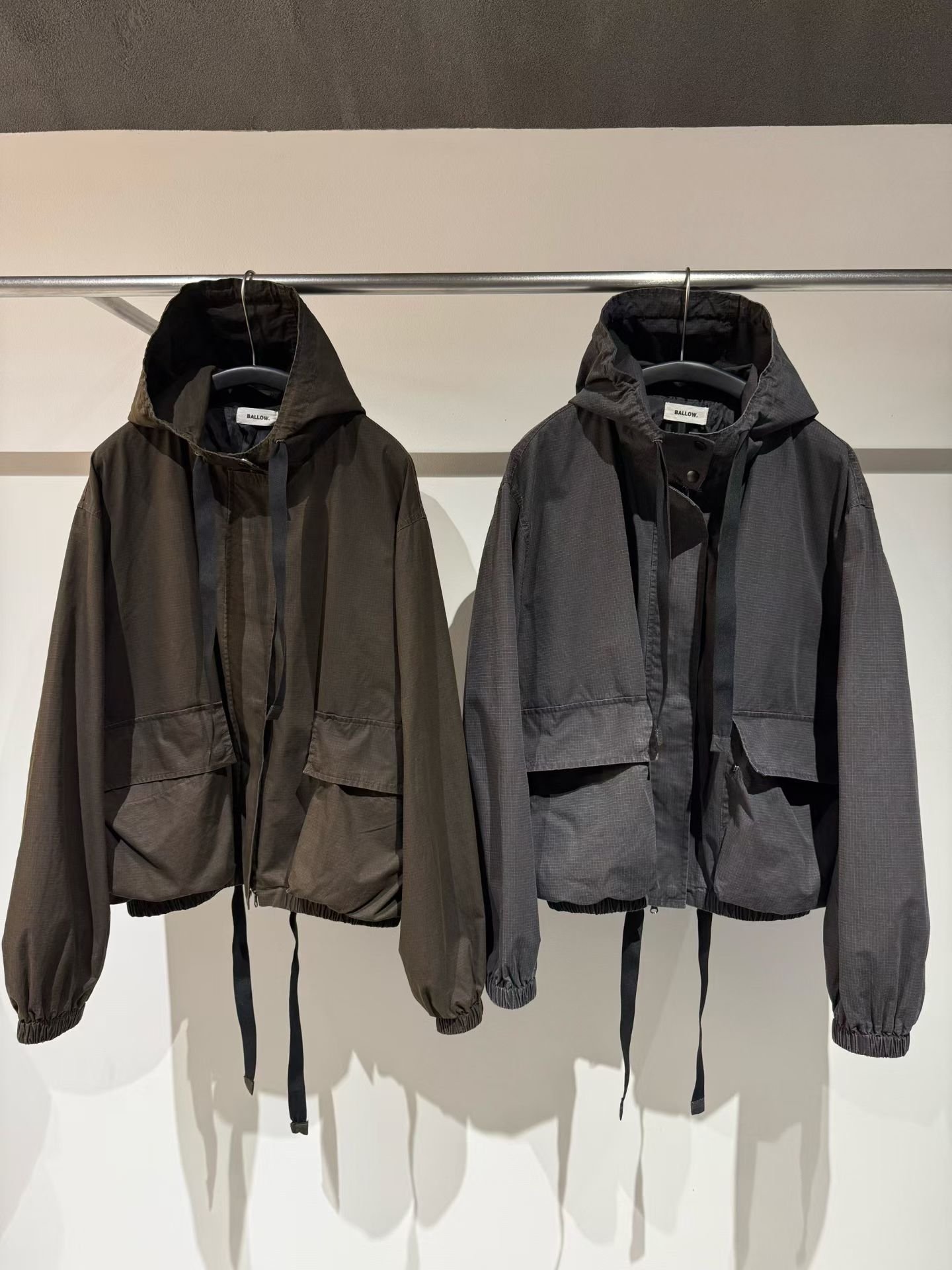 寬鬆闊版短款抗皺連帽衝鋒外套