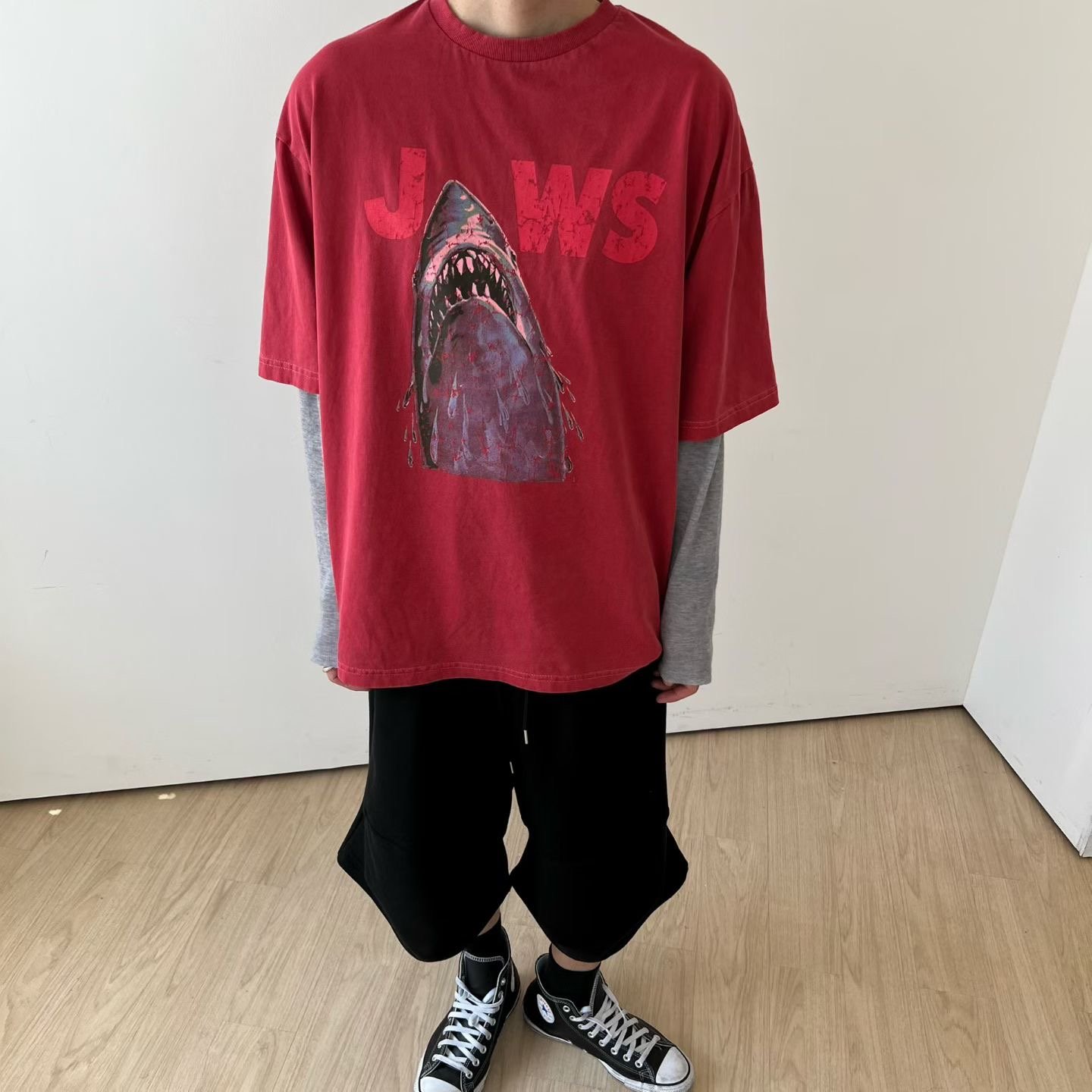 血色鯊魚印花寬版T