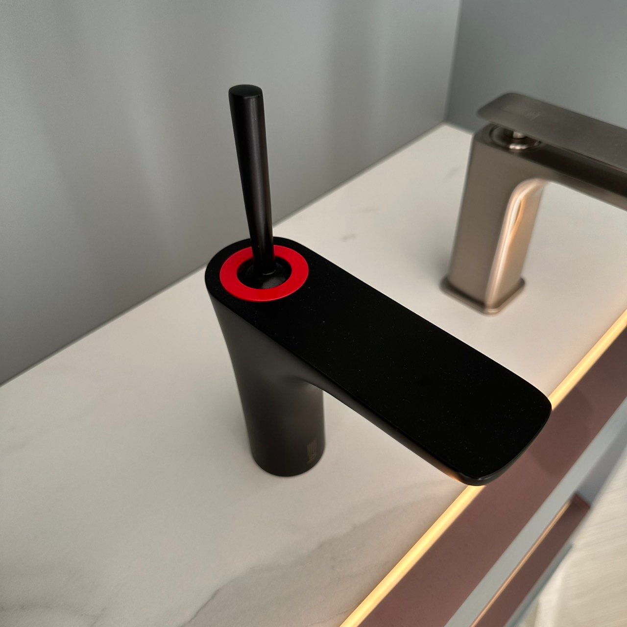 DE系列-弧型面盆龍頭 B100795