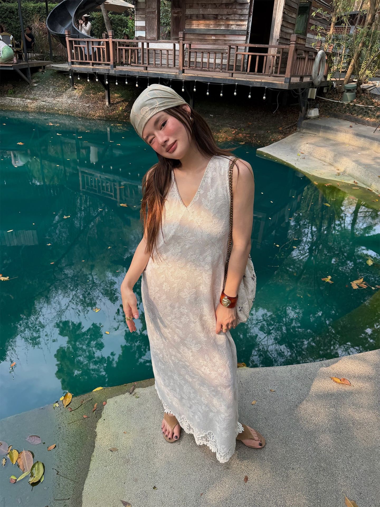 V領背心蕾絲鉤花無袖連身裙