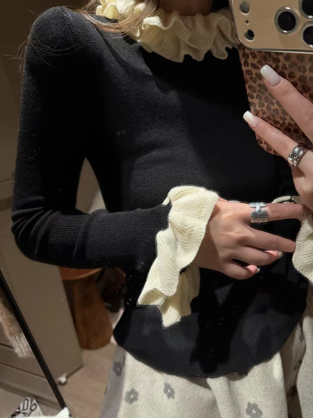 羊毛長袖花邊領針織上衣