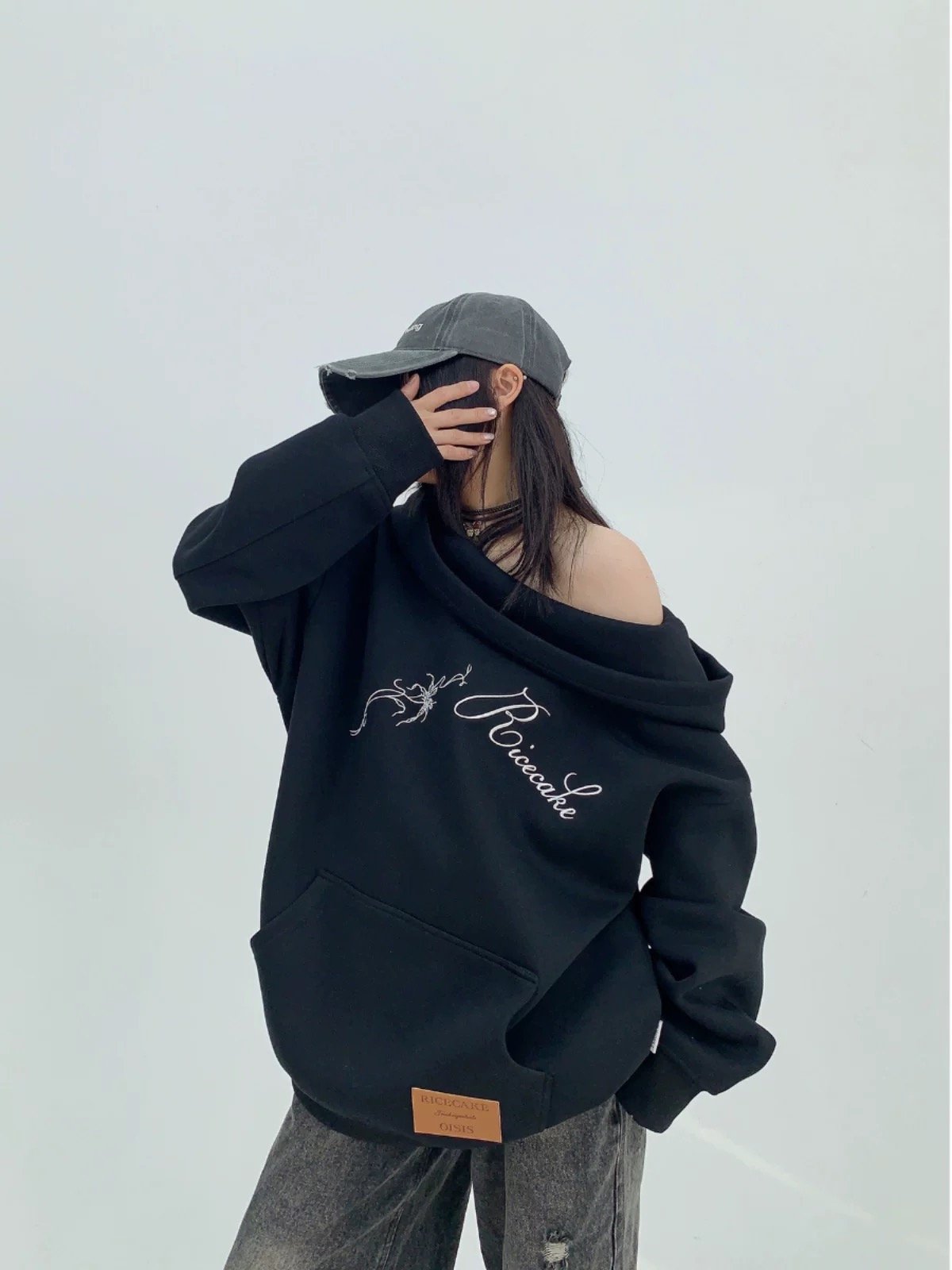 大圓領斜帽寬鬆刺繡衣