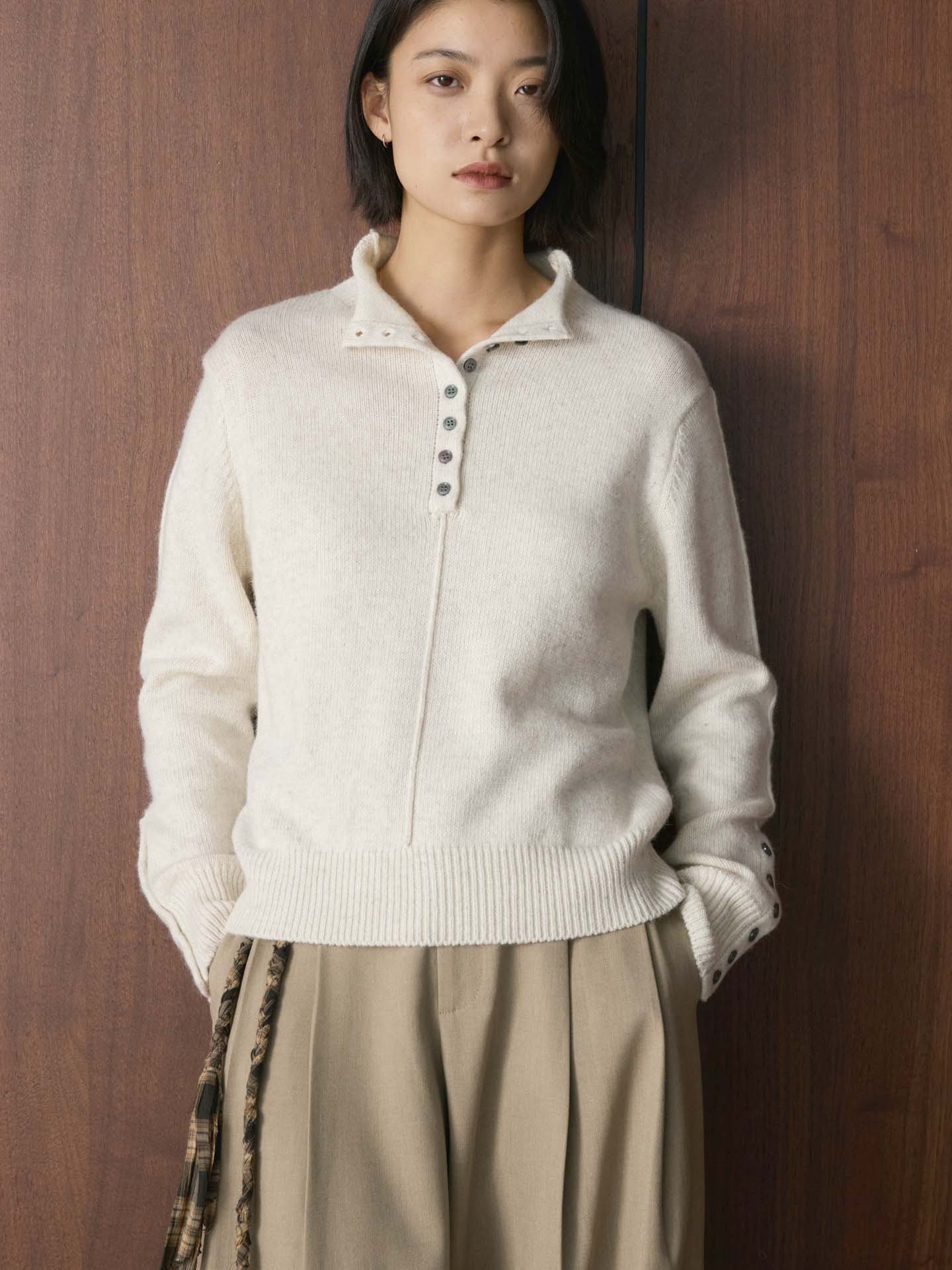 半高領多紐口設計修身上衣