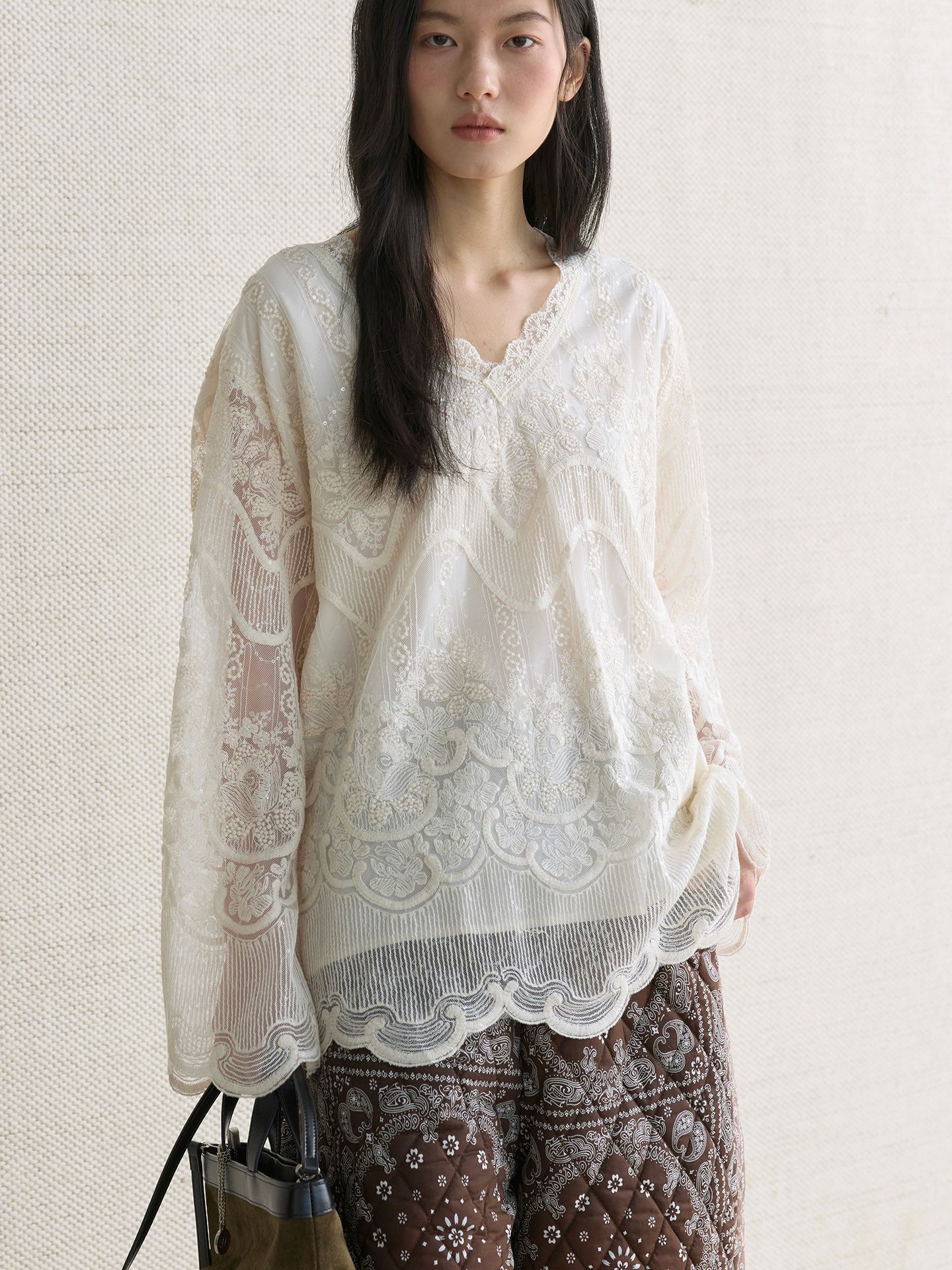 蕾絲雙層內襯透膚立體刺繡