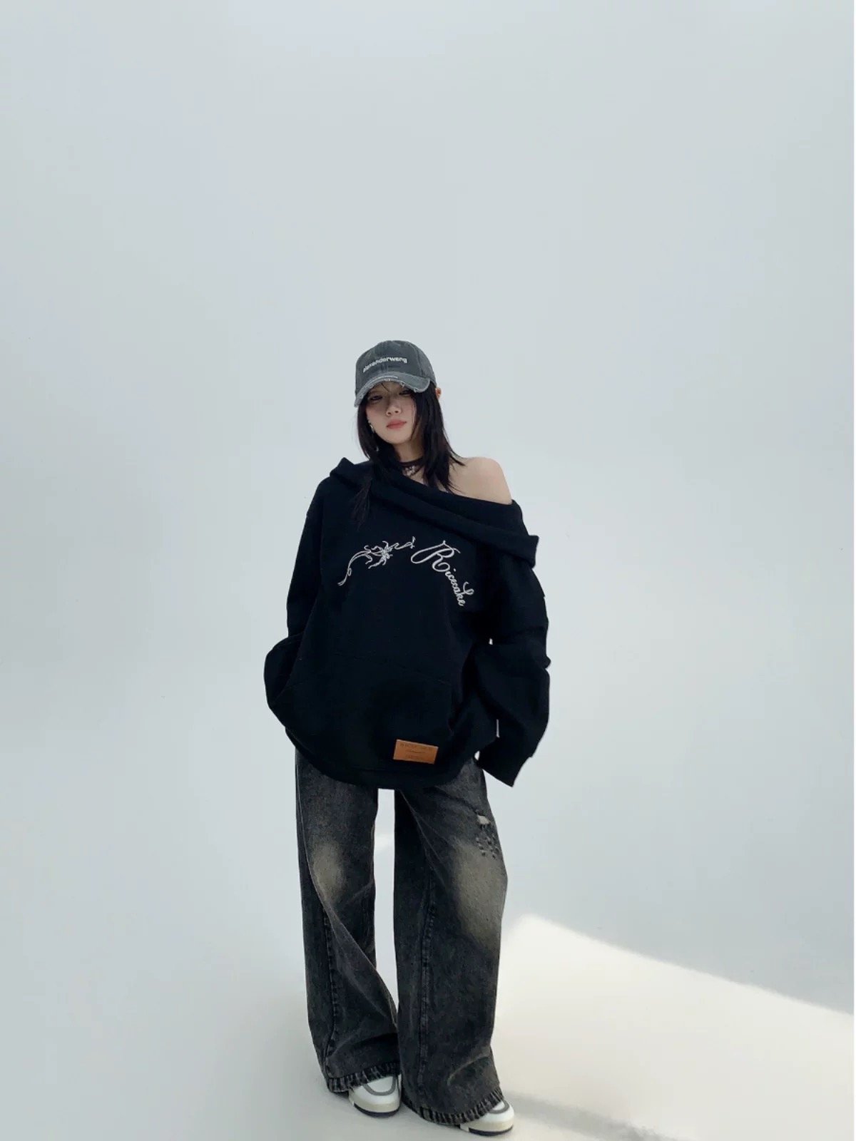 大圓領斜帽寬鬆刺繡衣