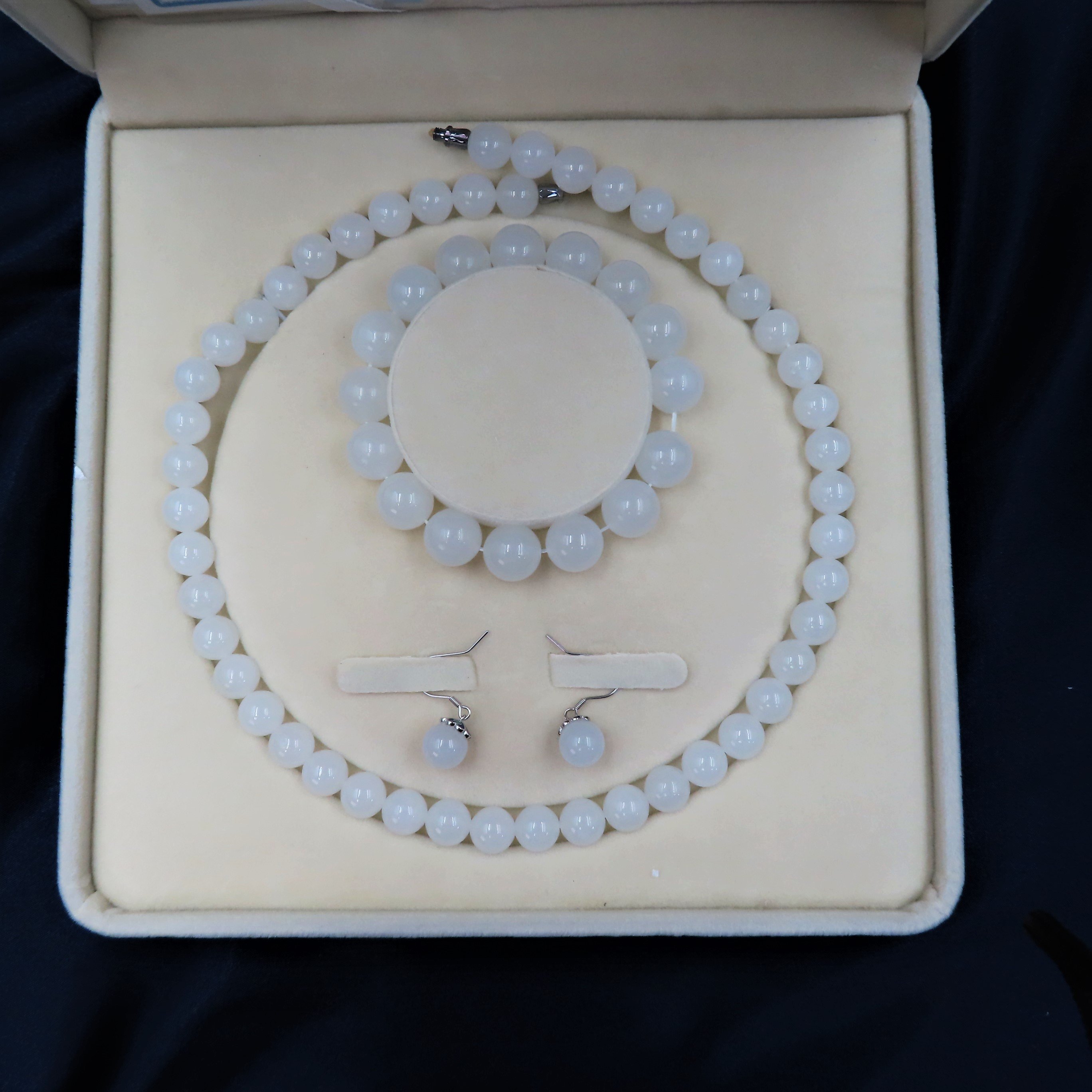 和田玉套組(耳環+手珠+項鍊) 三件均附證書與精美收納禮盒