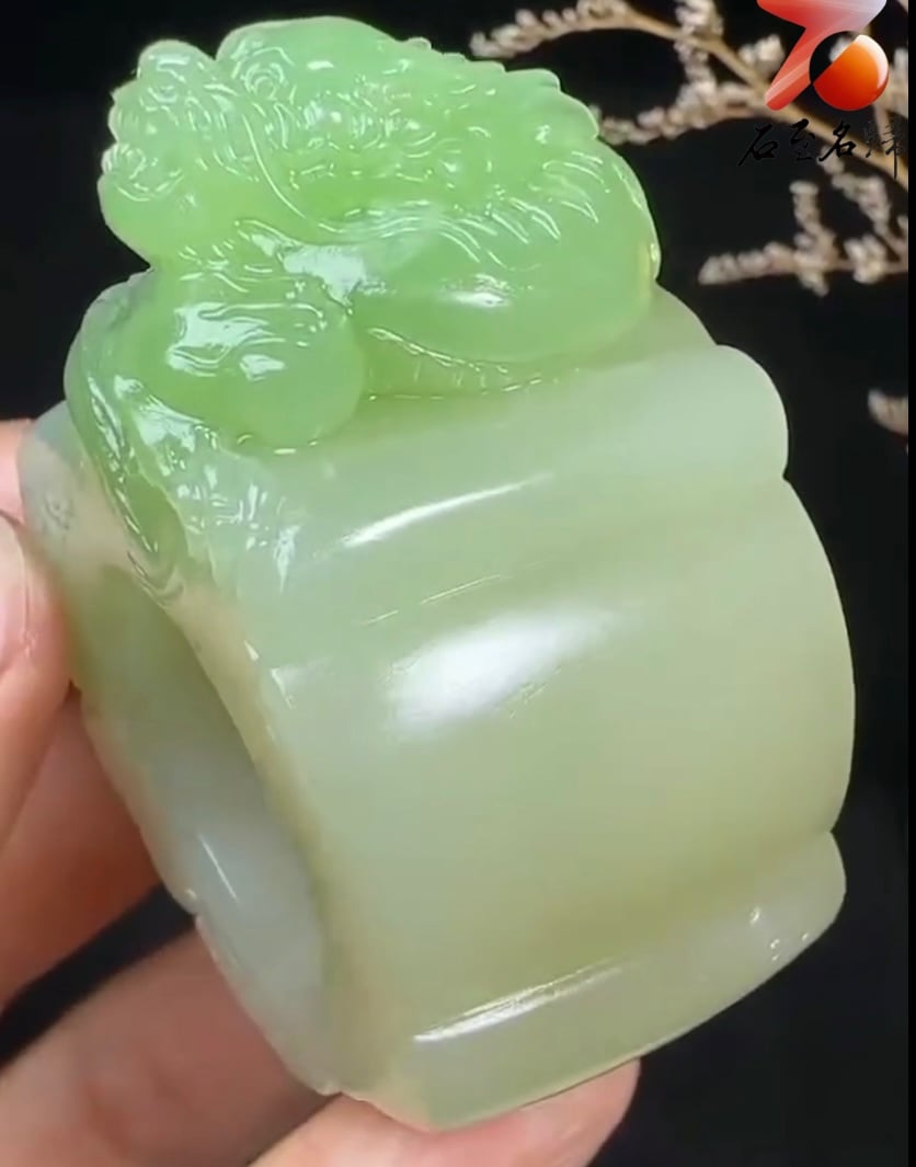 頂級館藏臻品 和田玉翠玉老料 【祥龍板指】