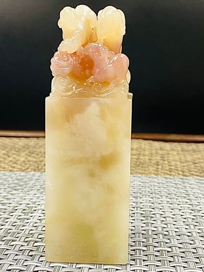 巴林玻璃底雞血石印章-三羊開泰