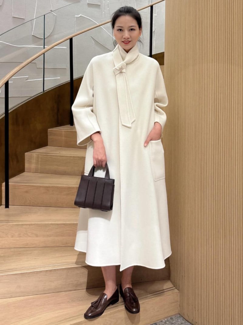 MaxMara經典款羊絨奶油白翻領大衣