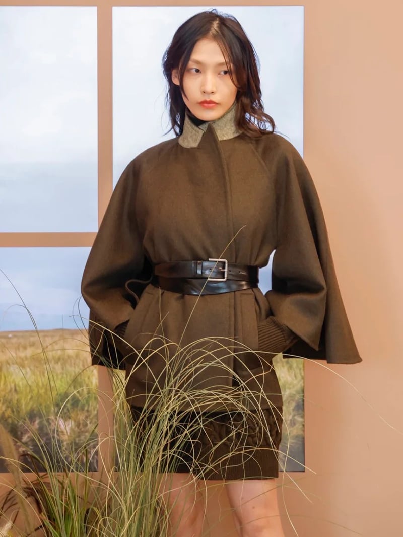 MaxMara秀款駝絨寬袖短裹身大衣