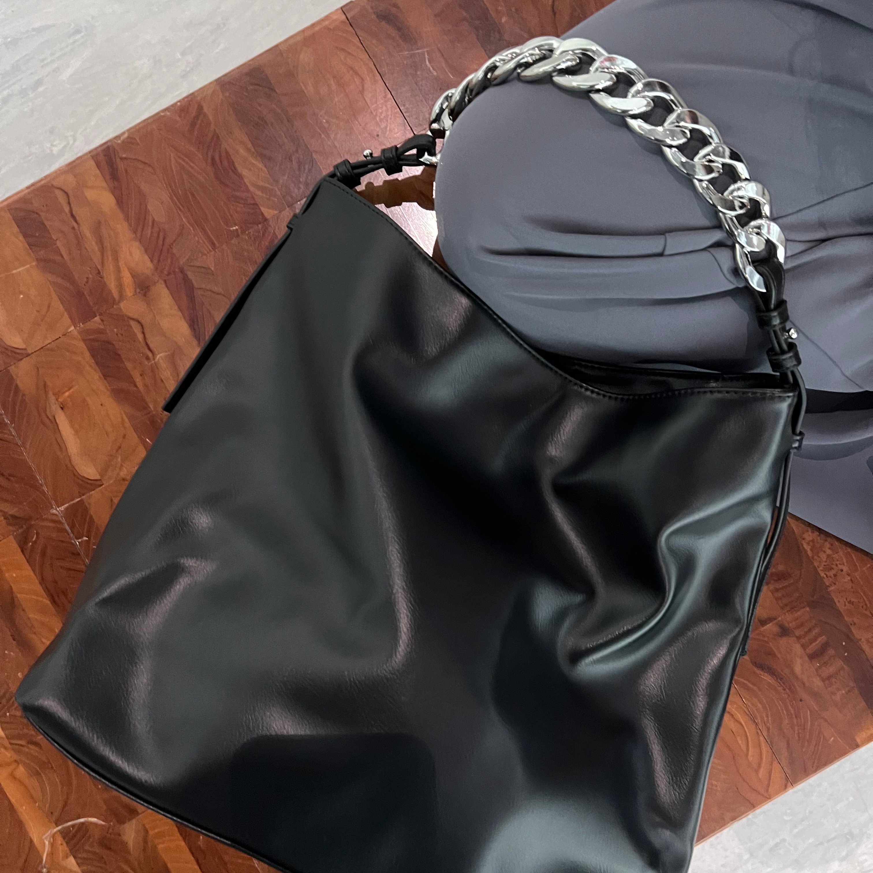 妳人生命定的第一支水桶包[The first bucket bag of you]