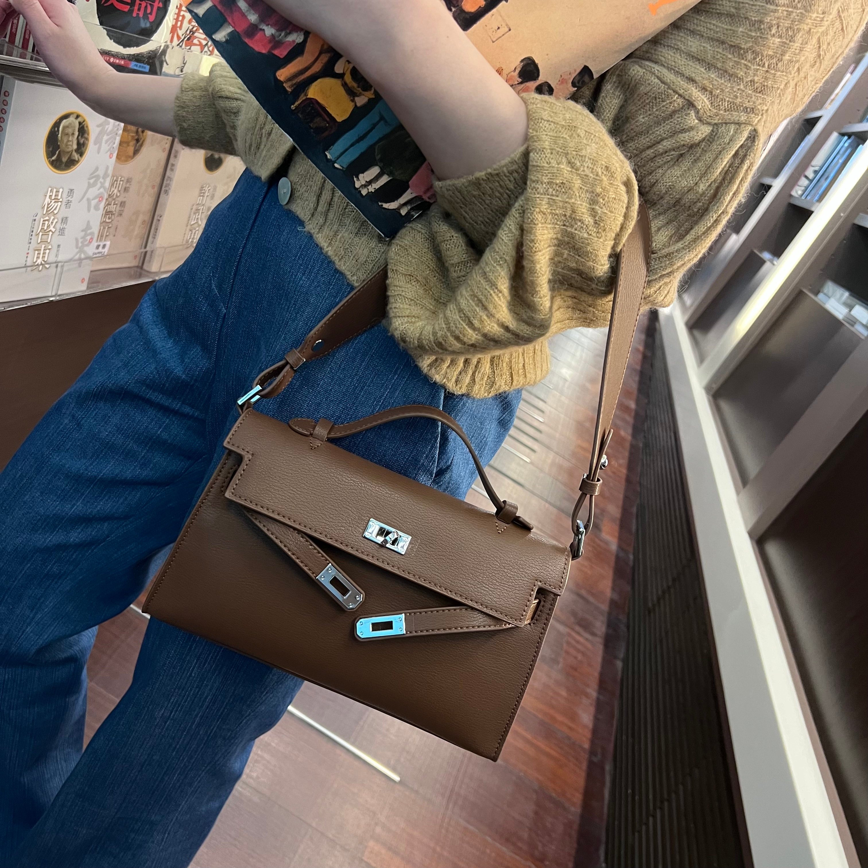 經典廢包加大版本[A larger version of the classic junk bag]