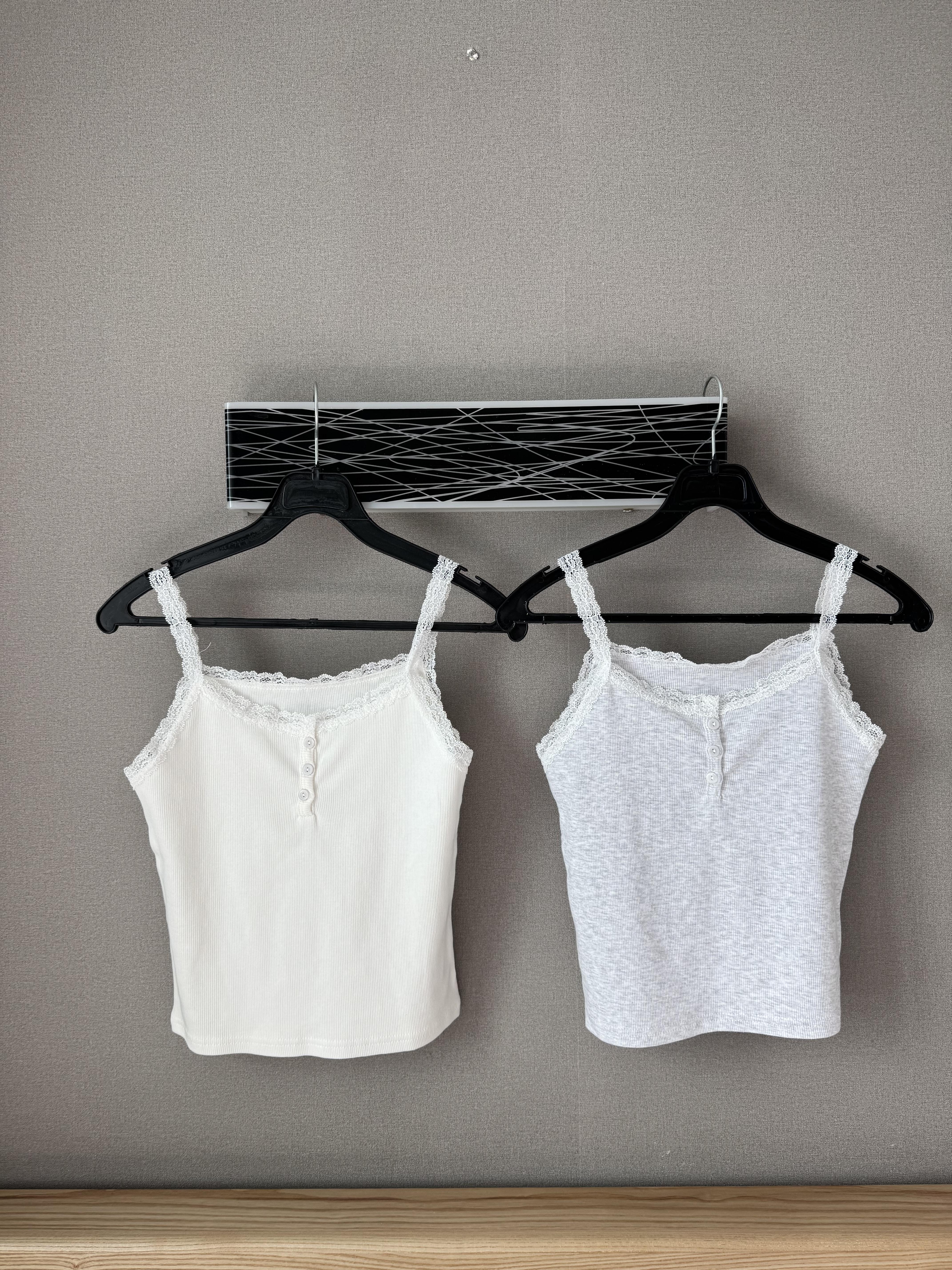 BB09 純慾感蕾絲肩帶小鈕扣背心 2色