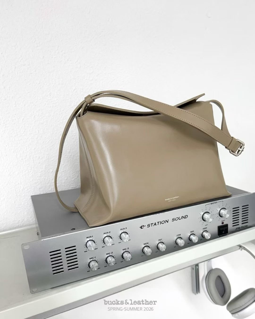 B53 Bucks&Leather  26年新皮革新色！大款 磁吸枕頭包