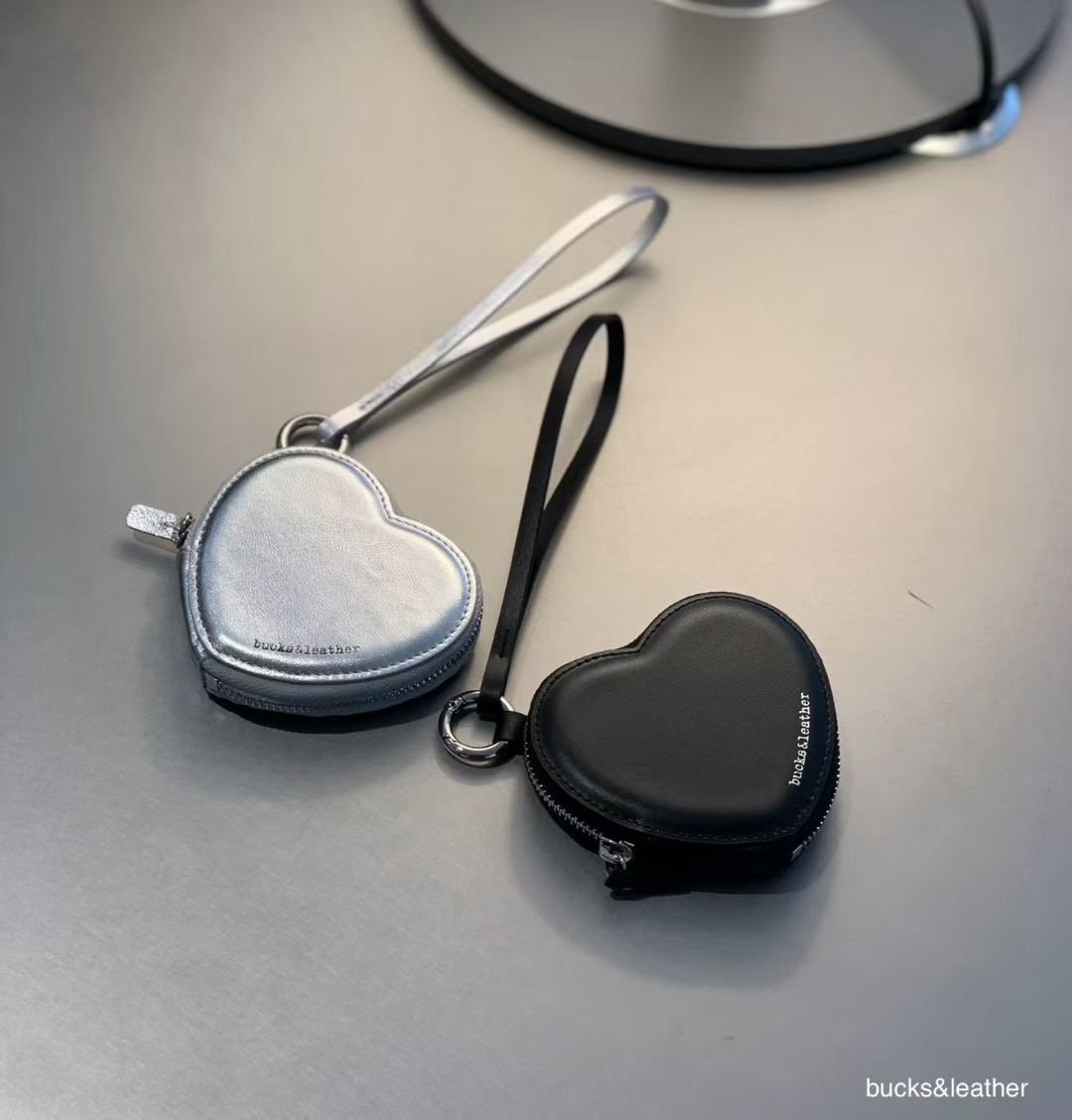 B44 Bucks&Leather 26年新款！可愛爆擊！光滑亮面愛心牛皮拉鍊包