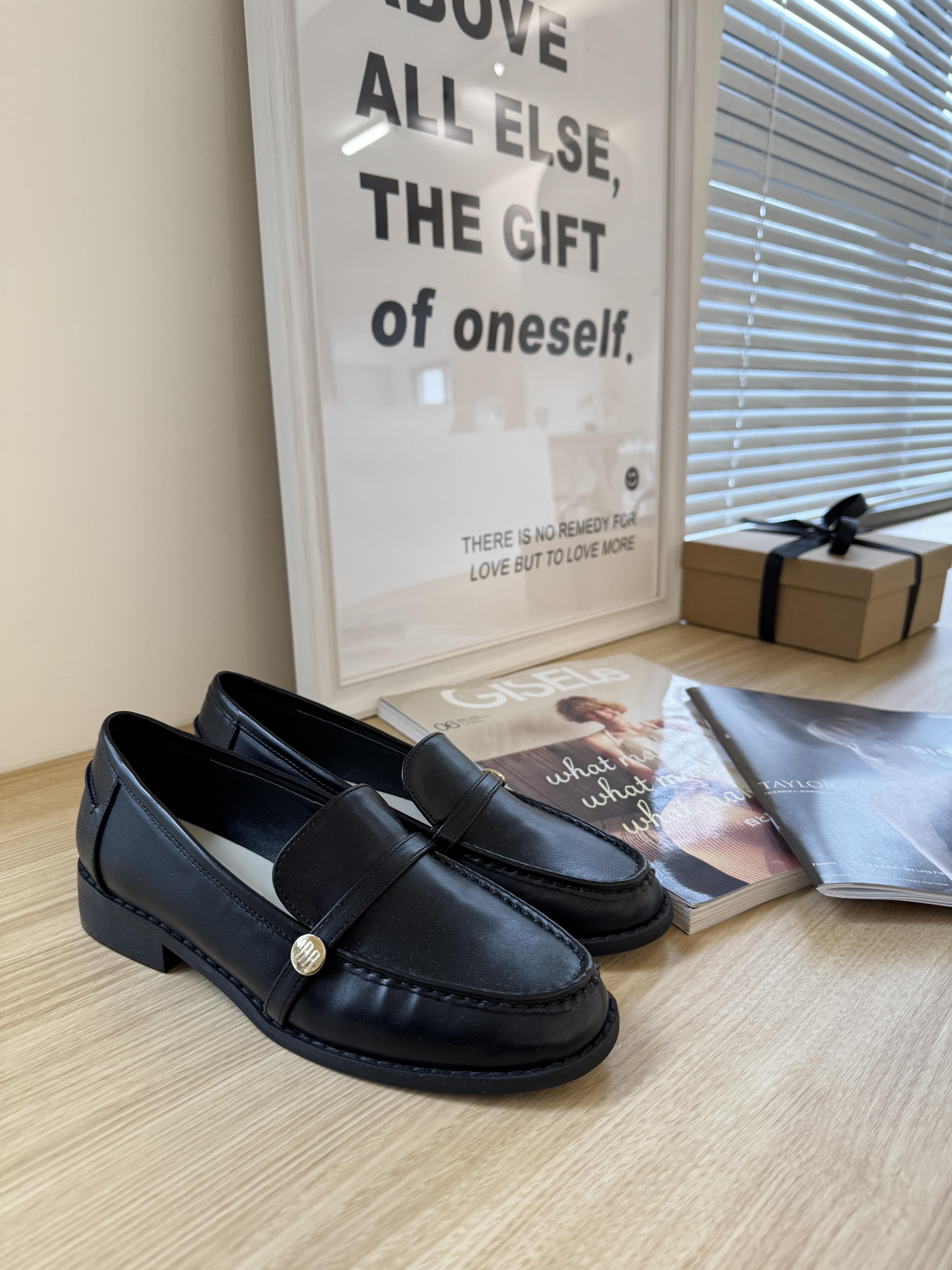 超美！小金扣樂福鞋 23-25