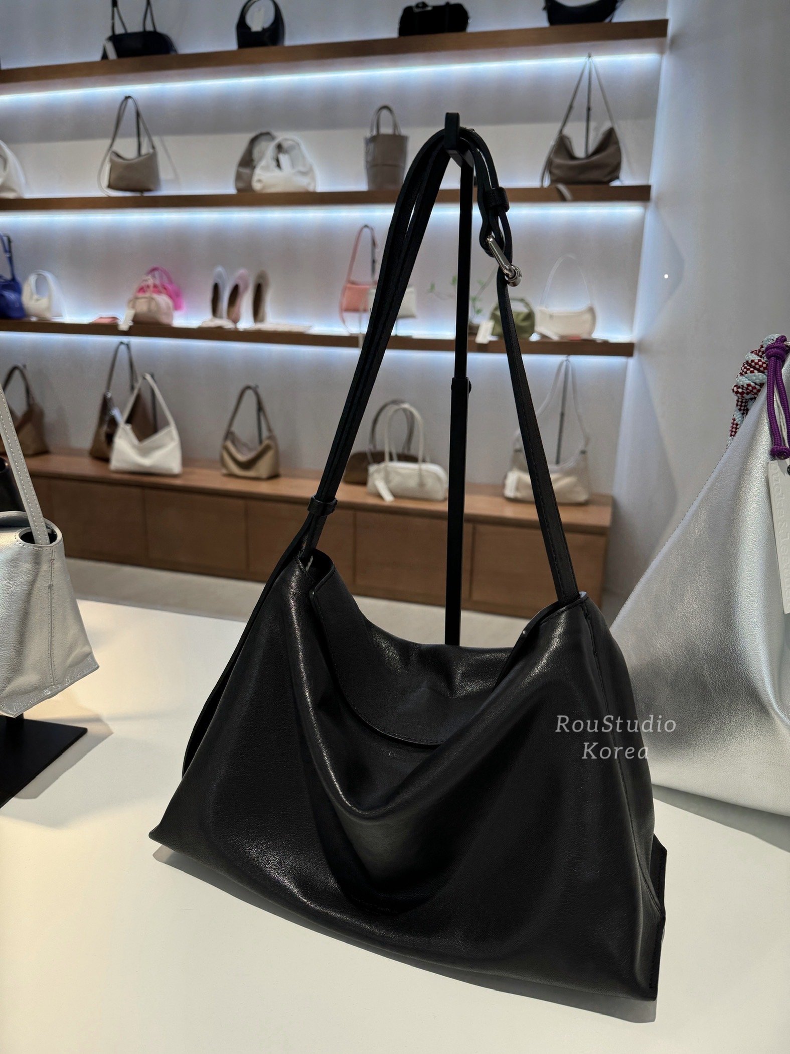 B9  Bucks&Leather 大款'底部加寬'磁吸扣枕頭包