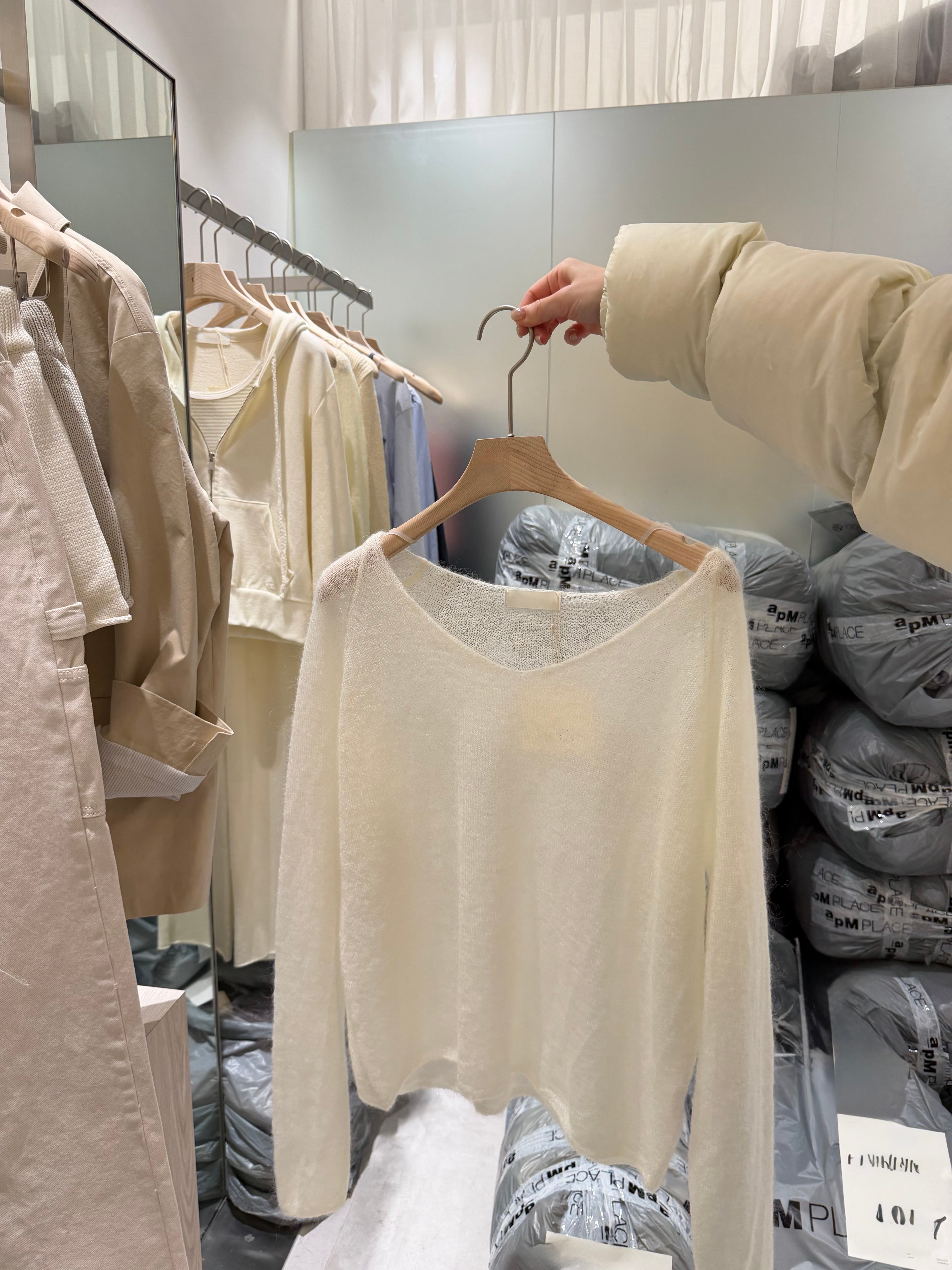 BB12 鬆軟馬海毛微V領透膚上衣 2色