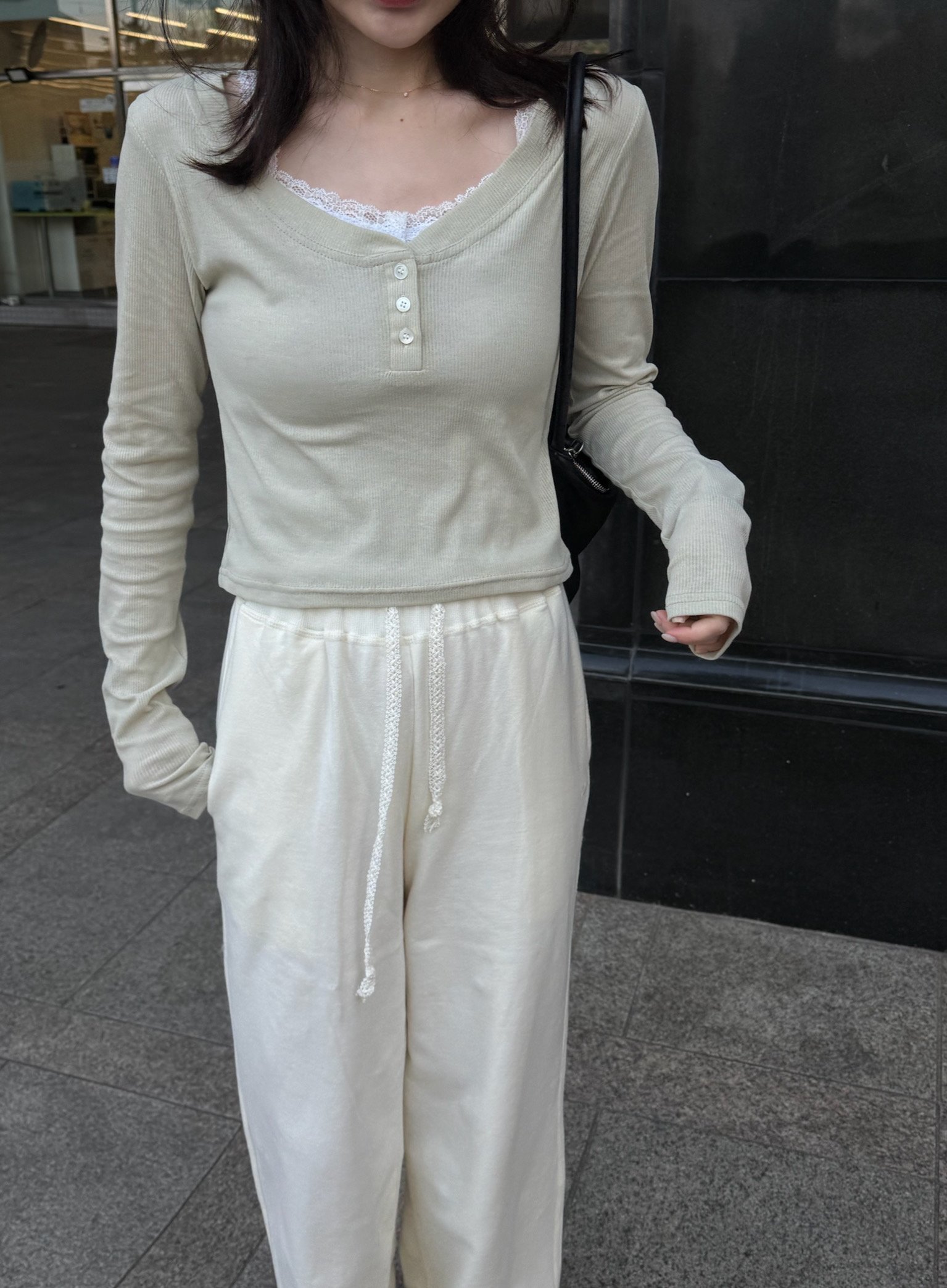 BB10 推！顯身材U領小鈕扣上衣 2色