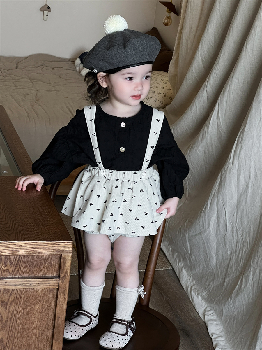 黑色娃娃衫/杏色吊帶包屁