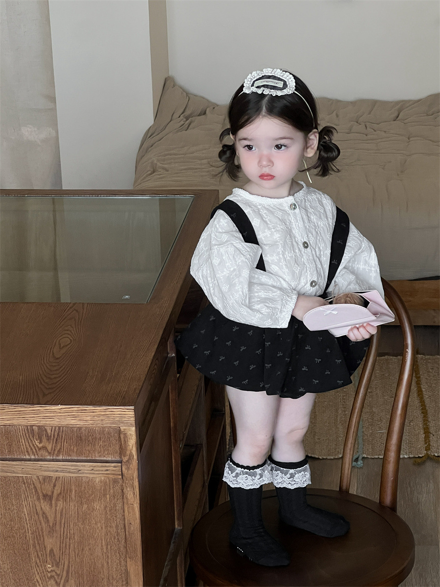 白色娃娃衫/黑色吊帶包屁