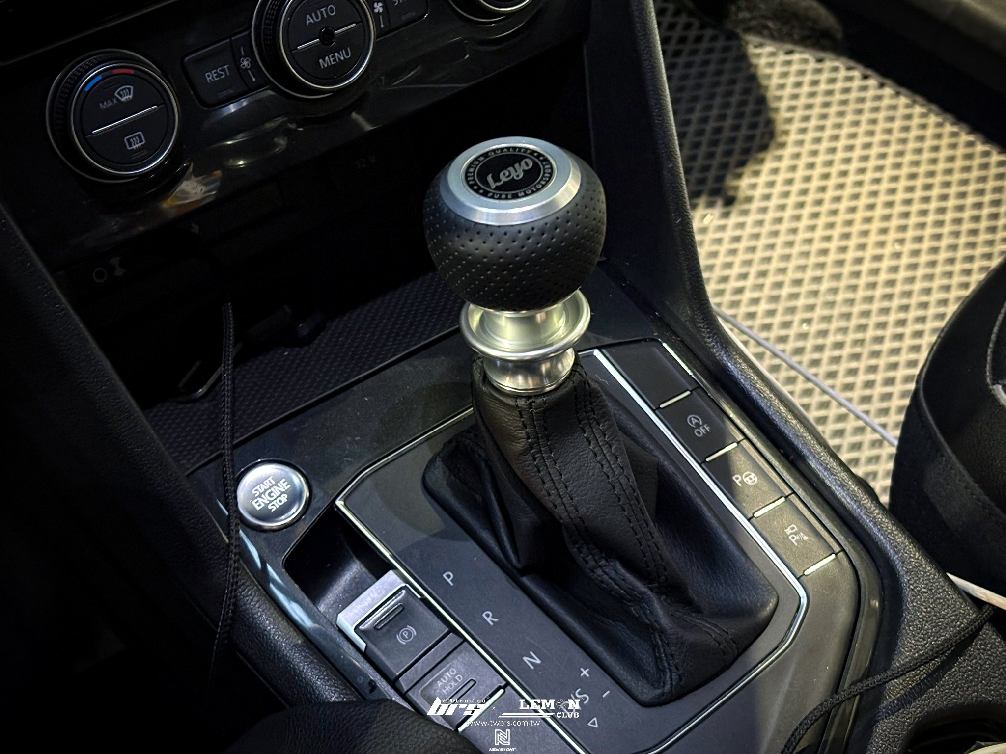 Volkswagen New Tiguan 安裝 Leyo皮革自排排檔頭