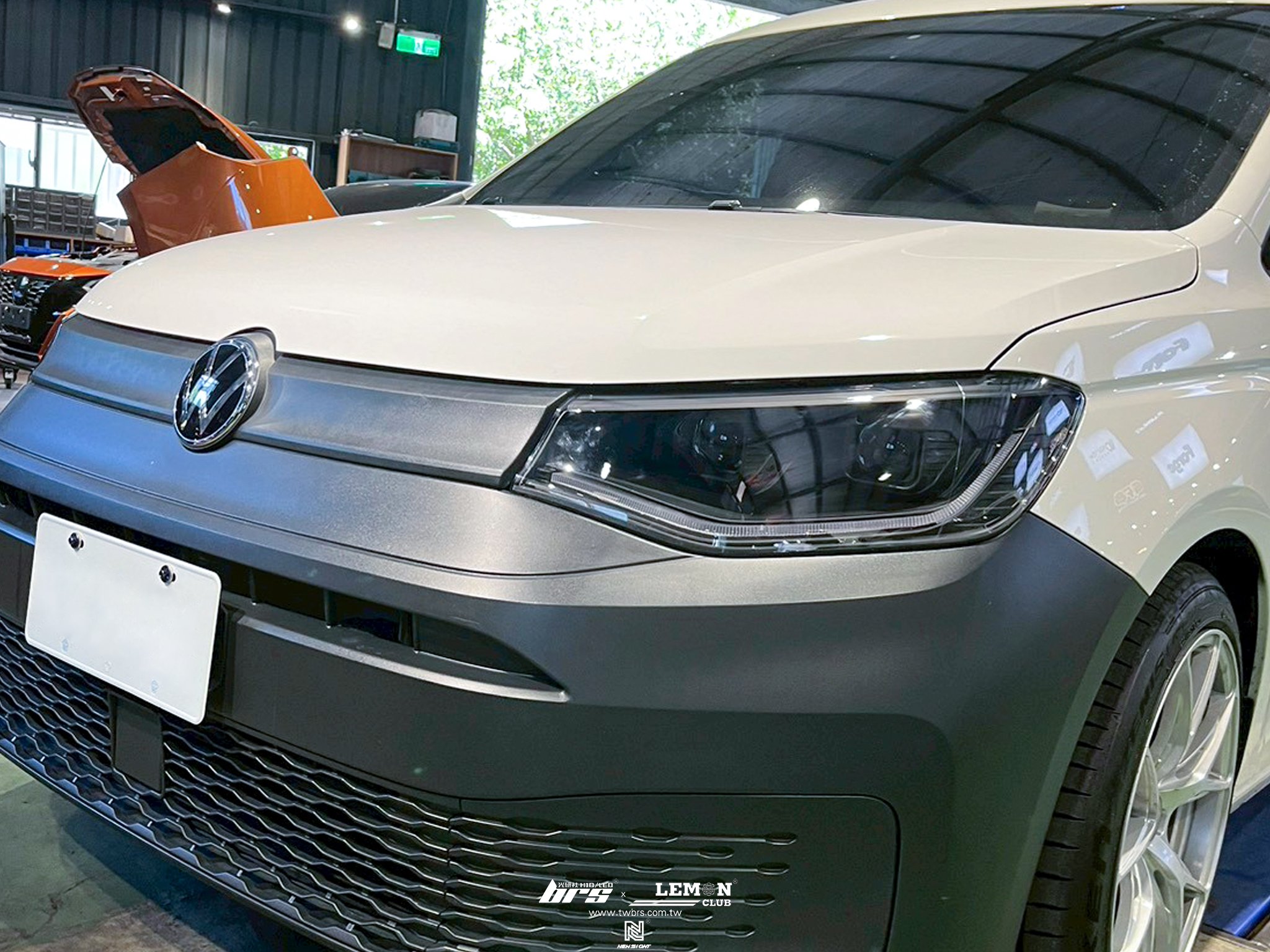 Volkswagen Caddy C5 安裝 雙色導光魚眼大燈總成+HIGHLIGHT 高階款LED大燈