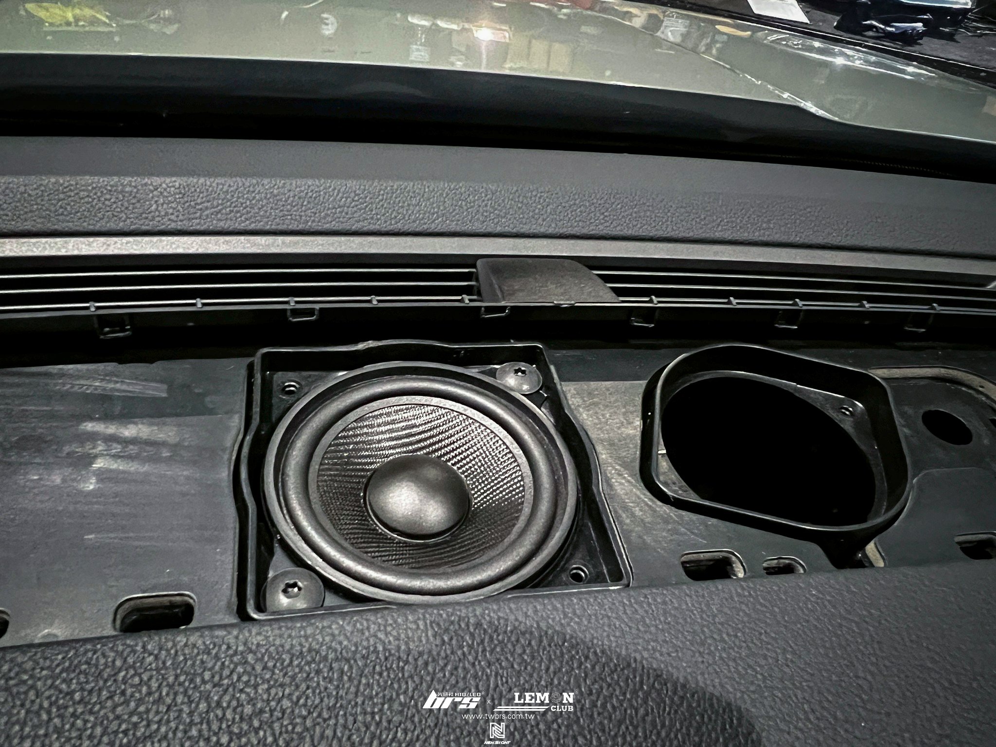 Skoda Kodiaq 安裝 美國HART單體中音3吋中置喇叭+美國HART超薄重低音音響