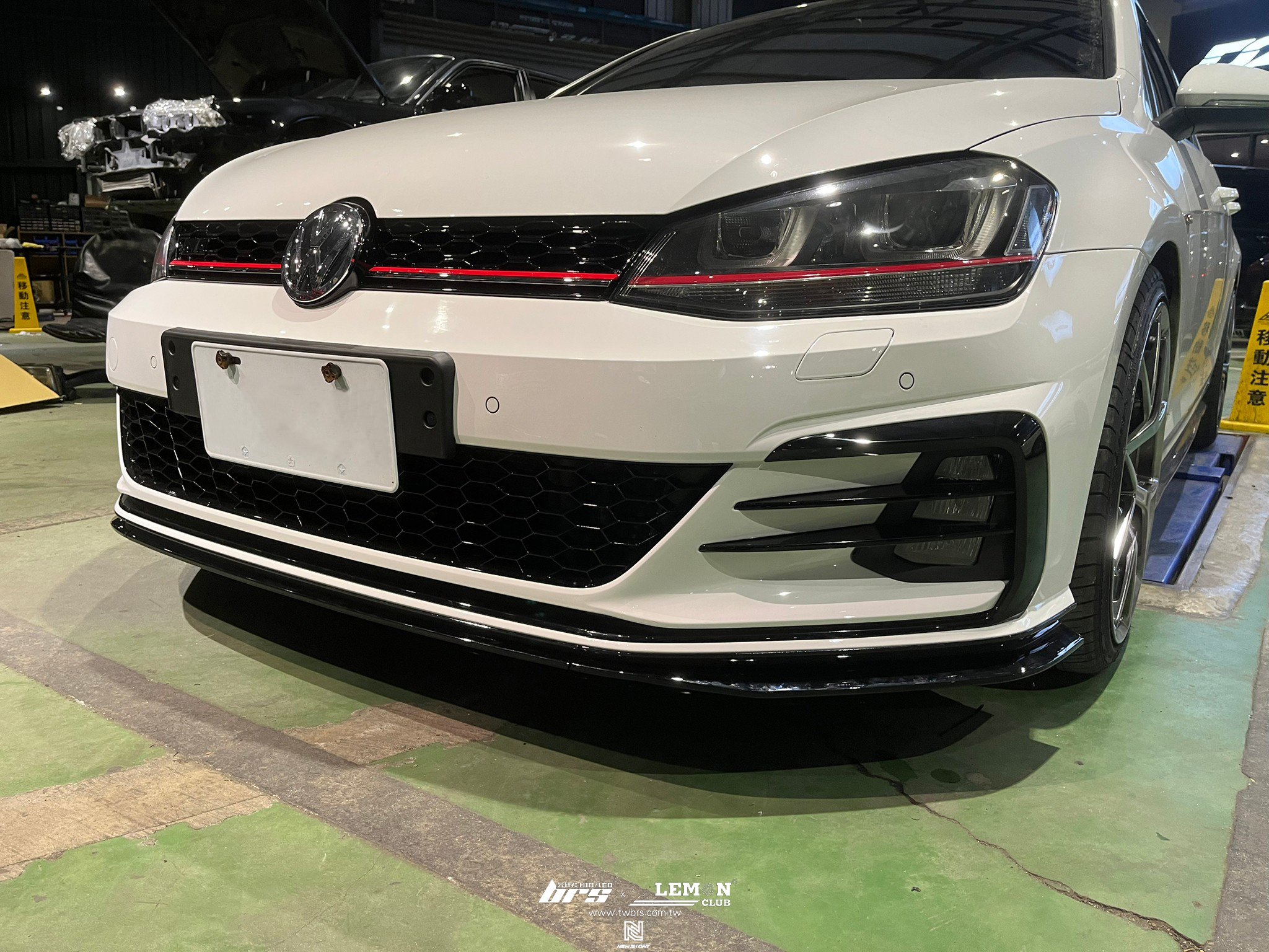 Volkswagen Golf 7 安裝 7改7.5前保專用類TCR前下巴
