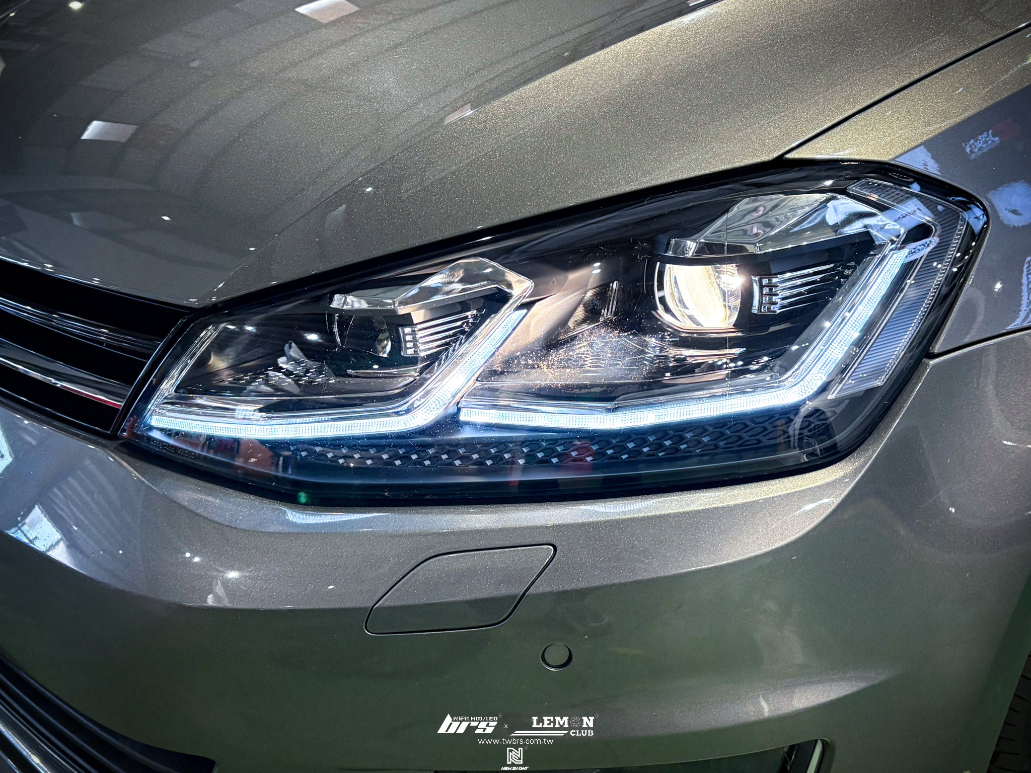 Volkswagen Golf 7 安裝 7改7.5銀線魚眼大燈總成+H7鹵素燈泡更換