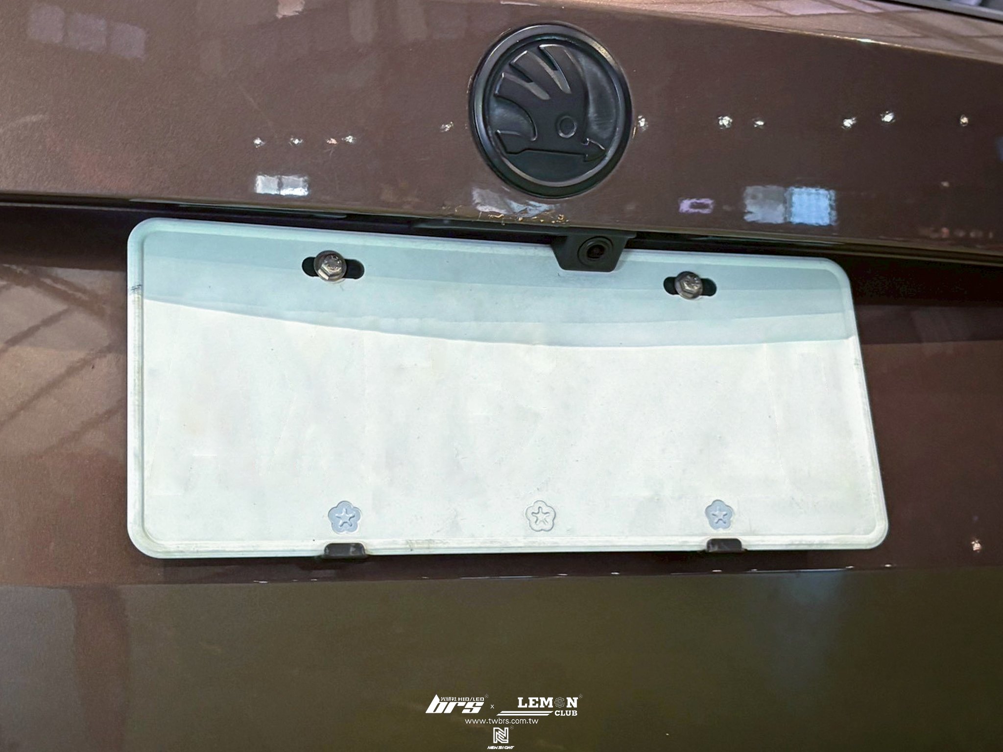 Skoda Fabia 安裝 把手式倒車顯影鏡頭(軌跡版)