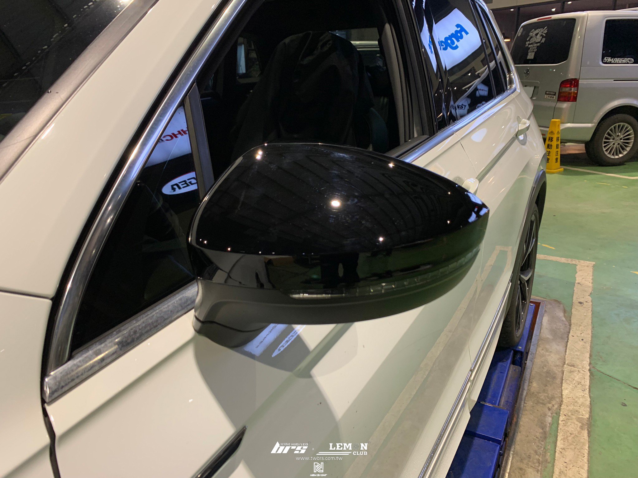 Volkswagen New Tiguan 安裝 亮黑盲點後視鏡蓋
