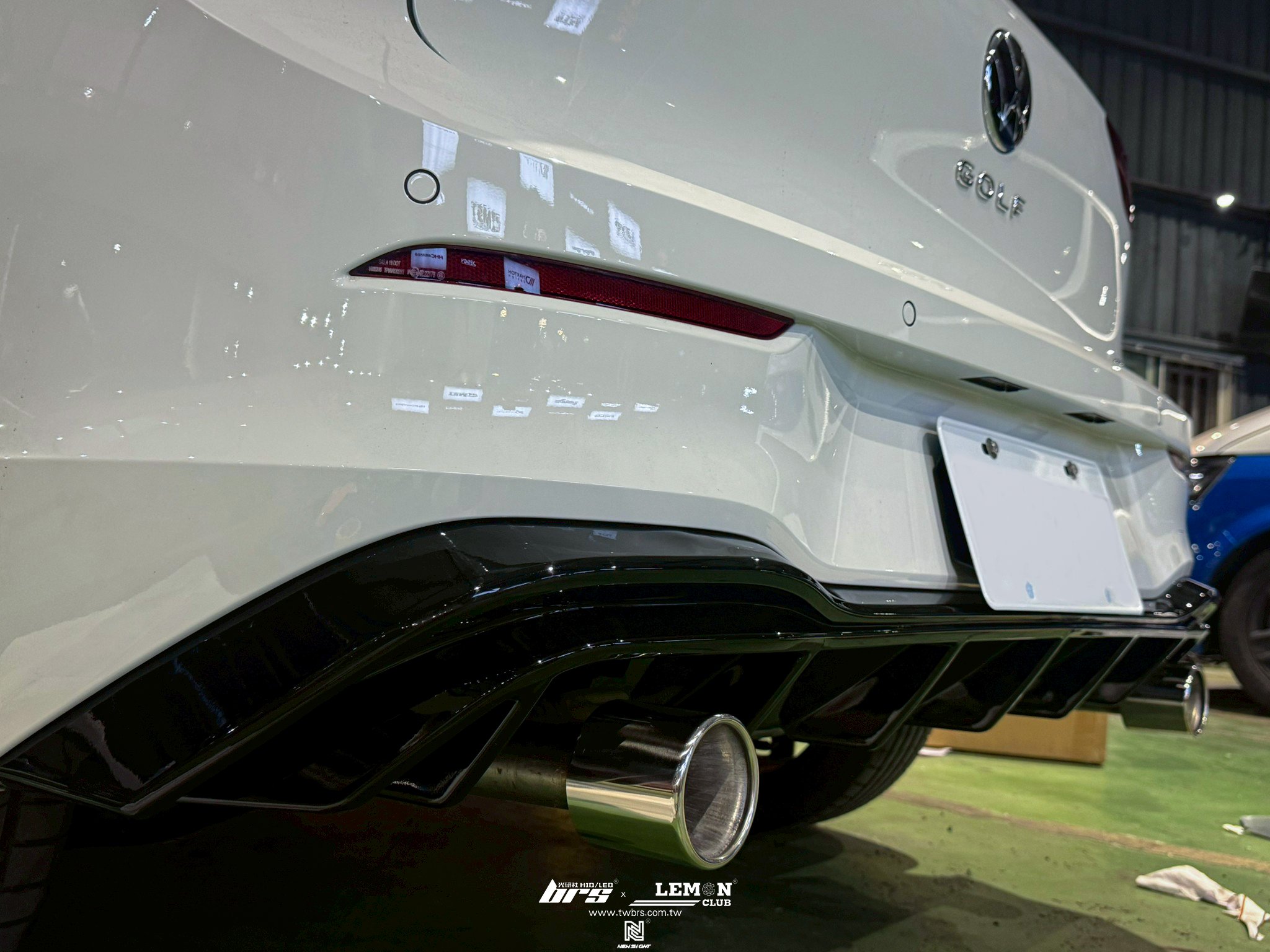 Volkswagen Golf 8 安裝 副廠類O尾翼+類MAX雙邊單出後下巴+雙邊單出靜音型排氣管