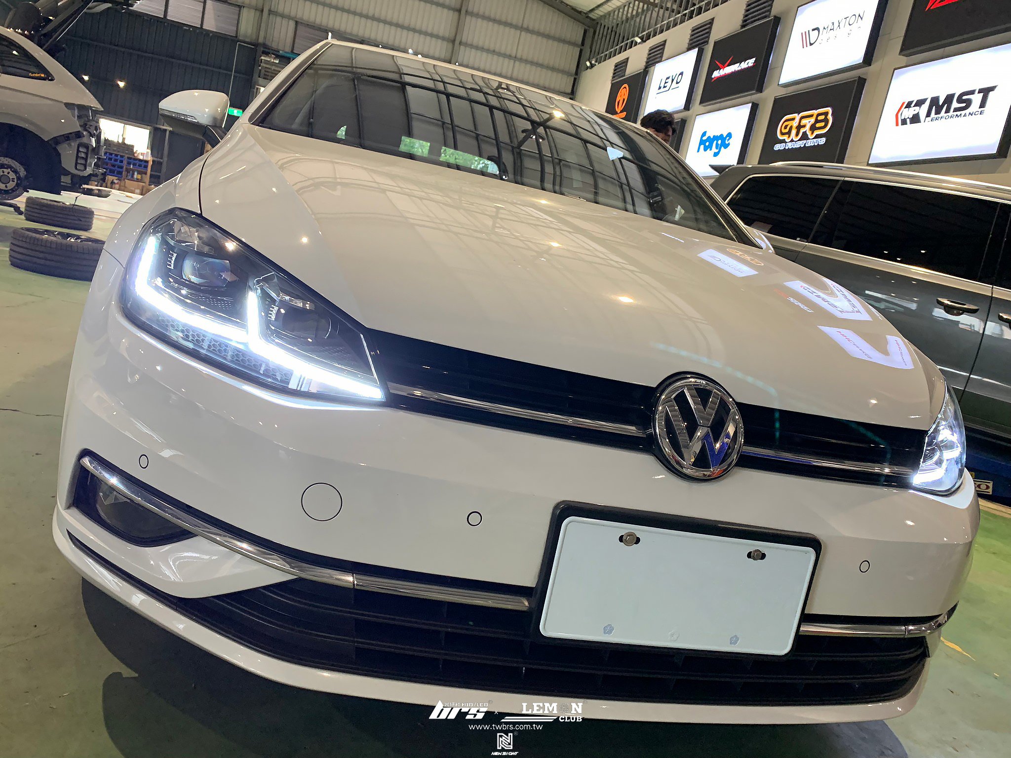 Volkswagen Golf 7.5 安裝 雙U大燈總成+Highlight SS款(高階款) 6000K LED