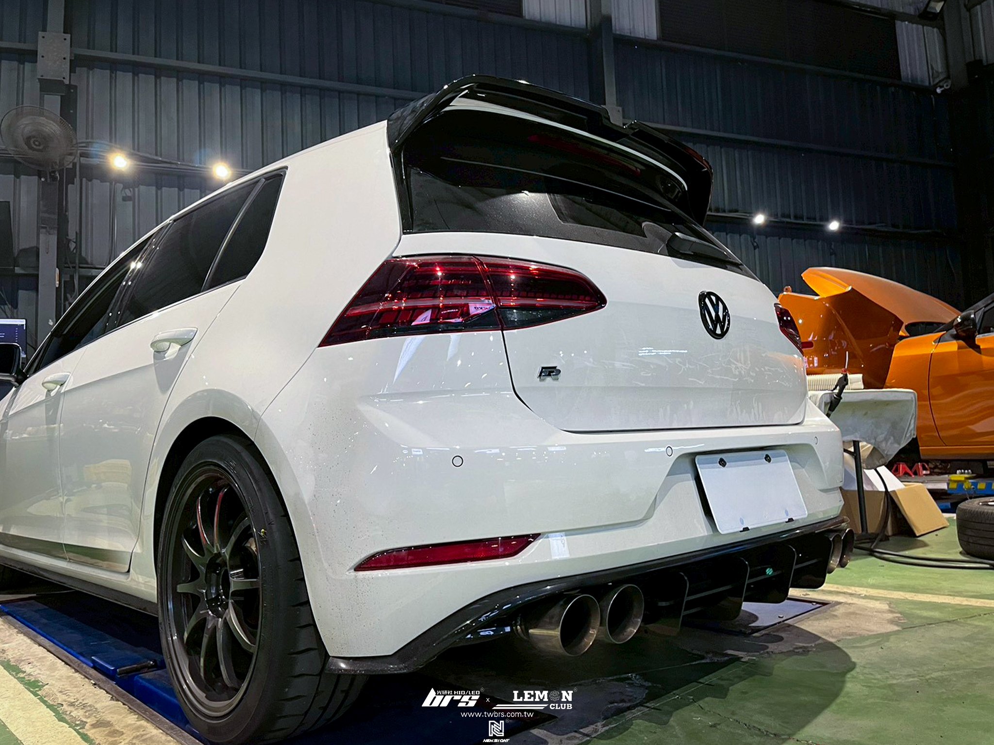 Volkswagen Golf 7.5 R 安裝 類O尾翼+類MAX前下巴FD1+類MAX後下擾流