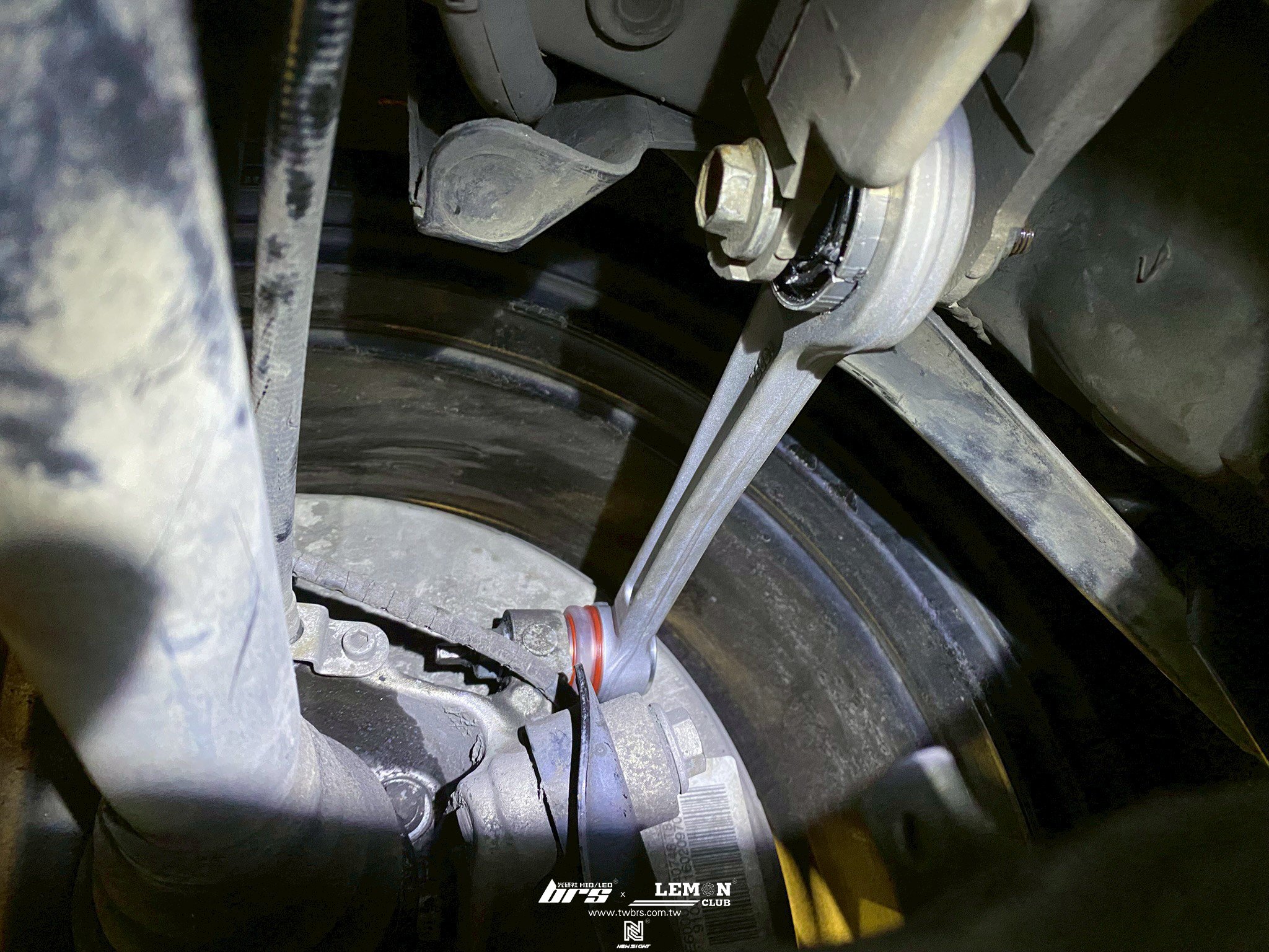 BMW E60 523i 保養 LEMFORDER前李仔串更換+LEMFORDER後三腳架更換+HUNTER 3D電腦四輪定位