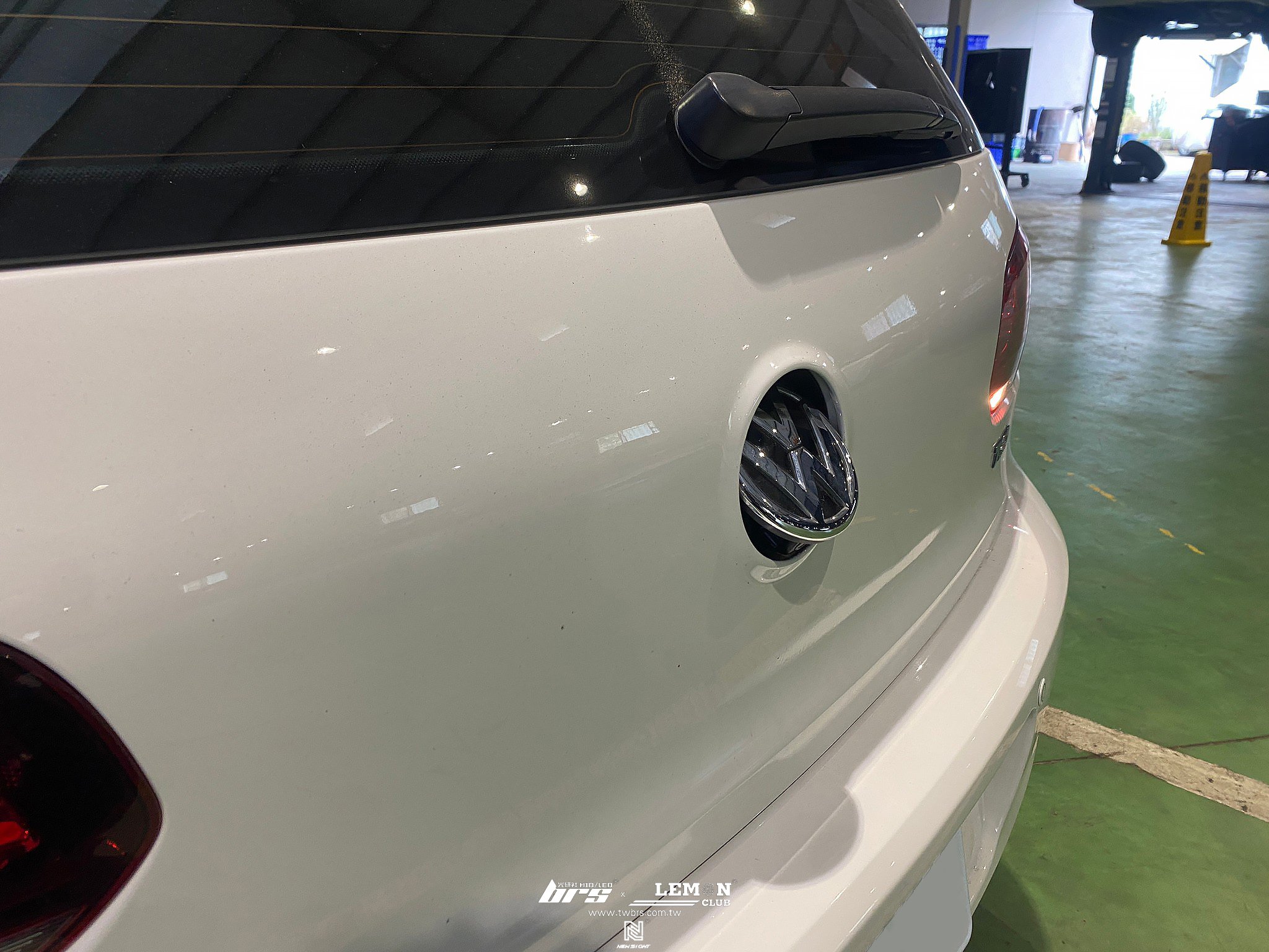 Volkswagen Golf 6 安裝 倒車翻蓋鏡頭(無軌跡版)+6改7.5紅線魚眼大燈總成