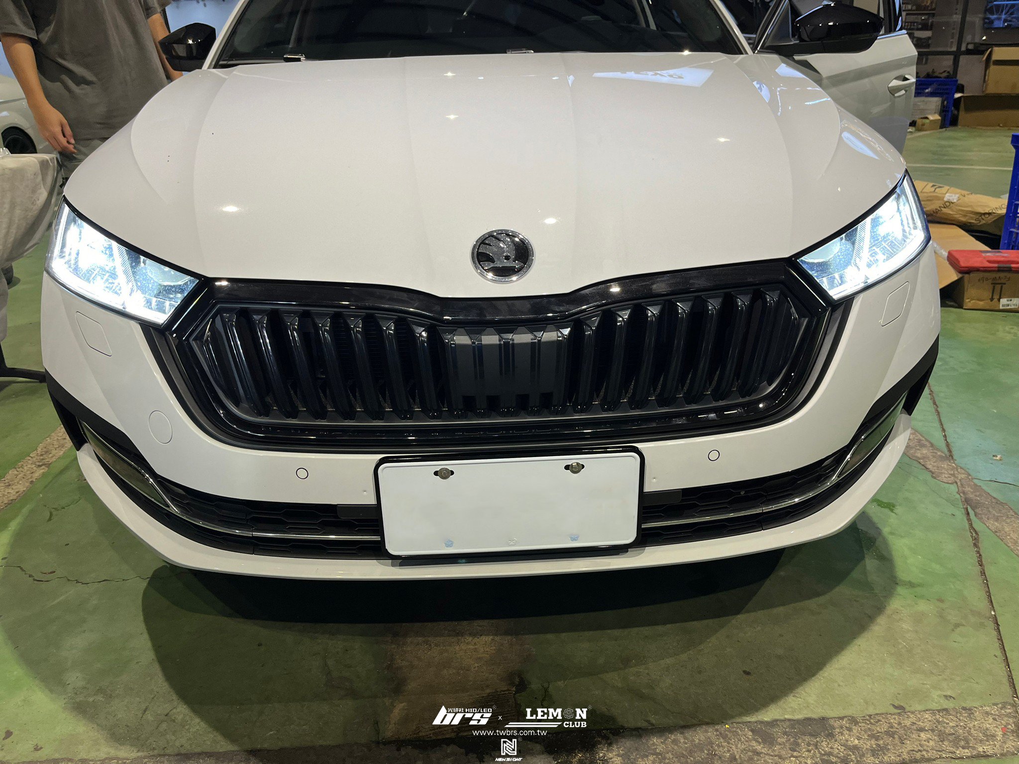 Skoda Octavia MK4 安裝 亮黑水箱罩框+亮黑後視鏡蓋+三件式鋁合金腳踏板