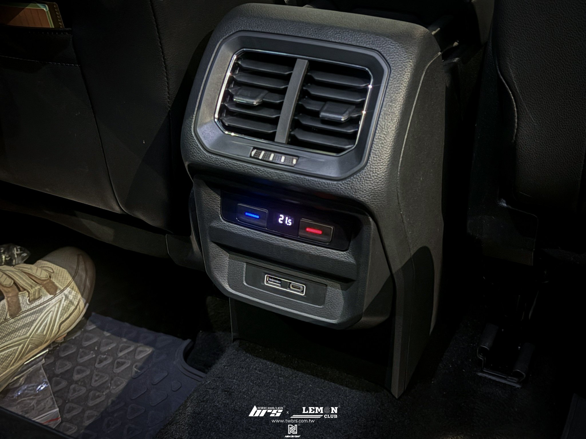 Volkswagen New Tiguan 安裝 原廠後座USB充電座