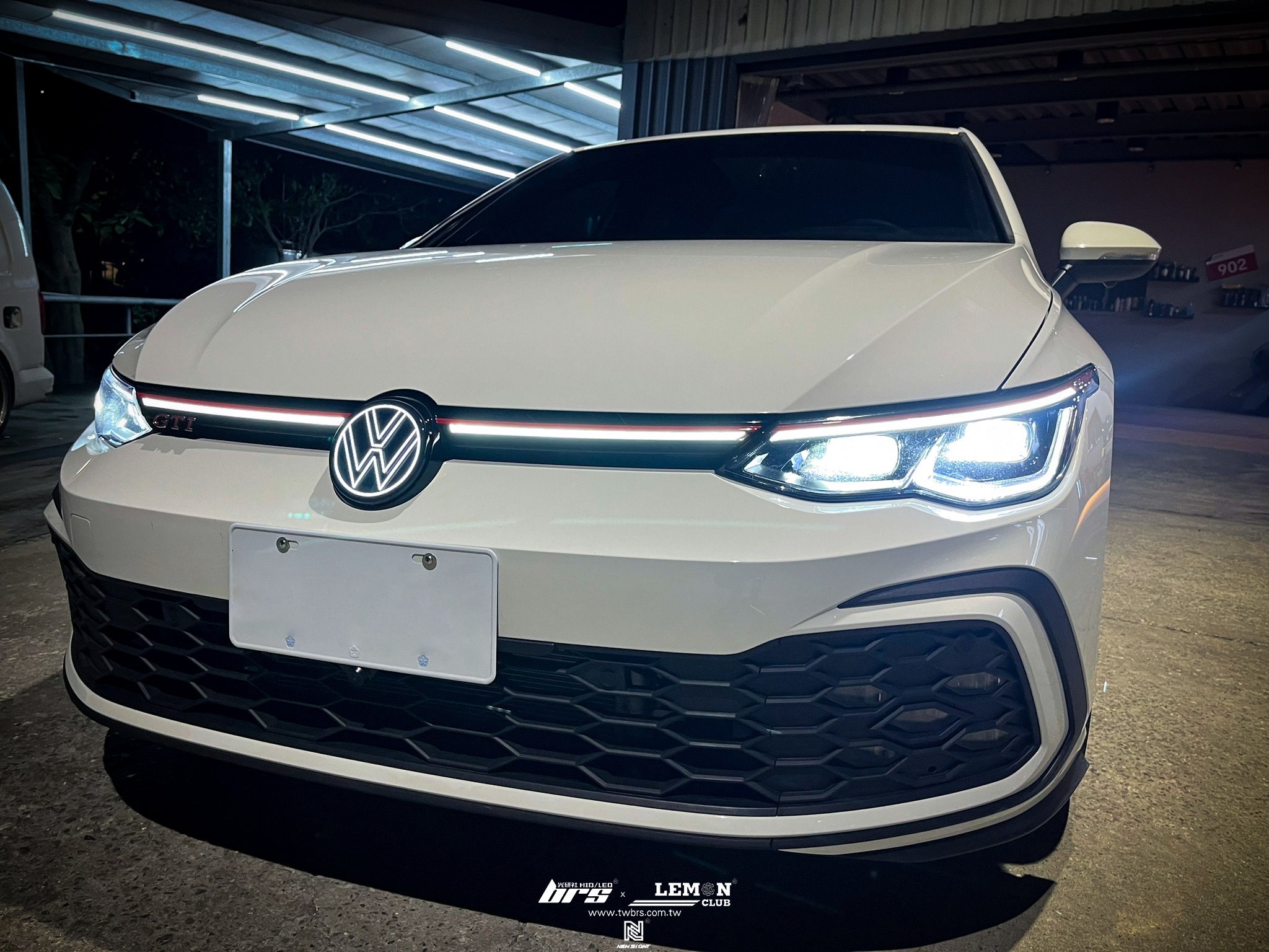 Volkswagen Golf 8 GTI 安裝 發光廠徽+RacingLine引擎蓋油壓撐桿