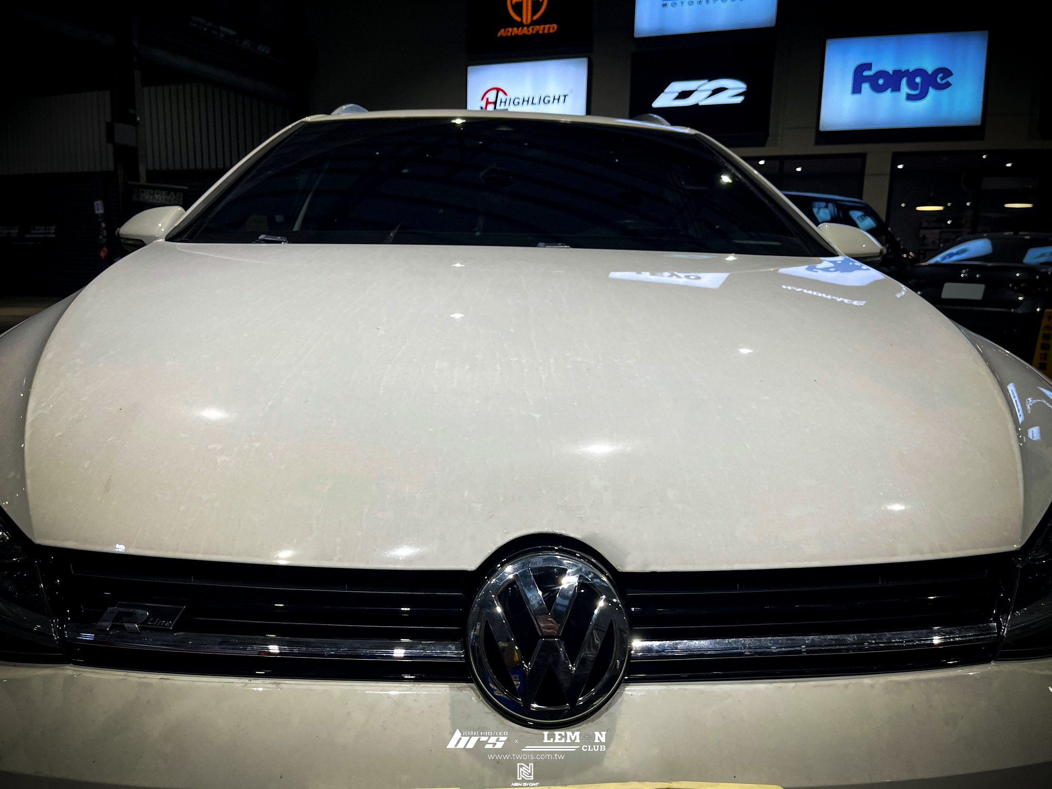 Volkswagen Golf 7.5 Variant 安裝 原廠R-Line水箱罩+R-Line水箱罩標+原廠廠徽