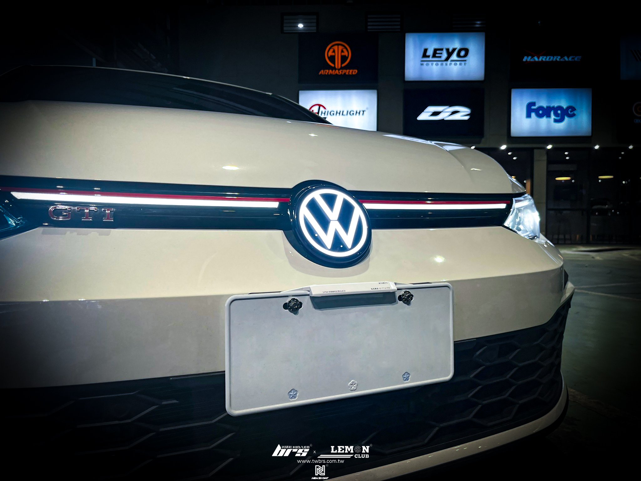 Volkswagen Golf 8 GTI 安裝 發光廠徽