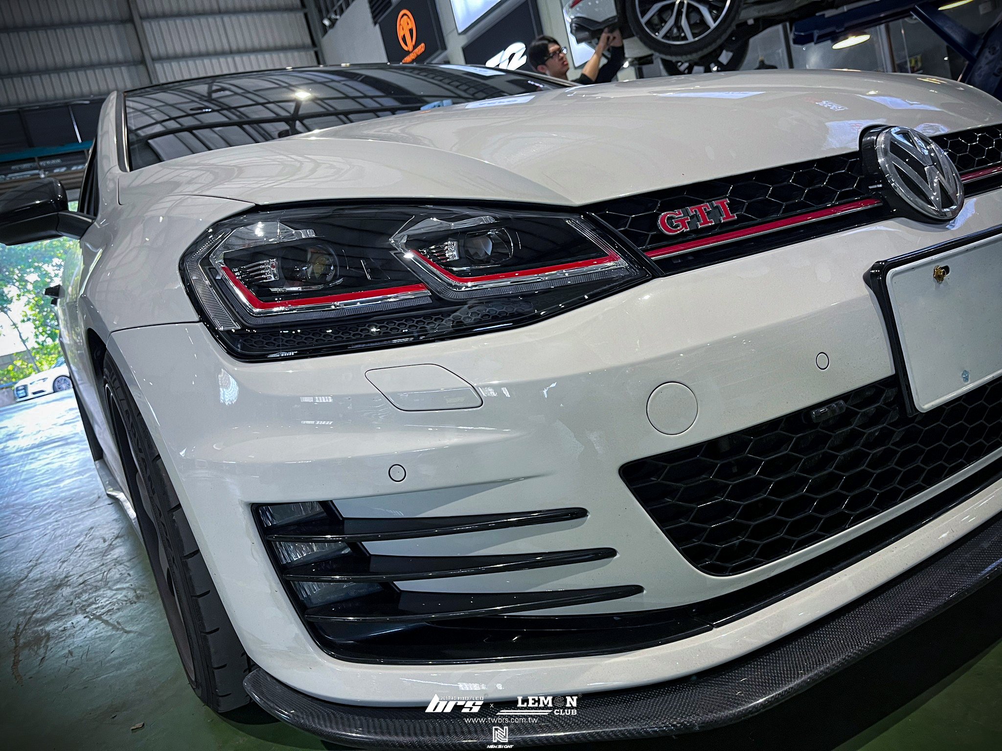 Volkswagen Golf 7 GTI  安裝 7改7.5紅線魚眼大燈總成+HIGHLIGHT 高階款LED燈泡