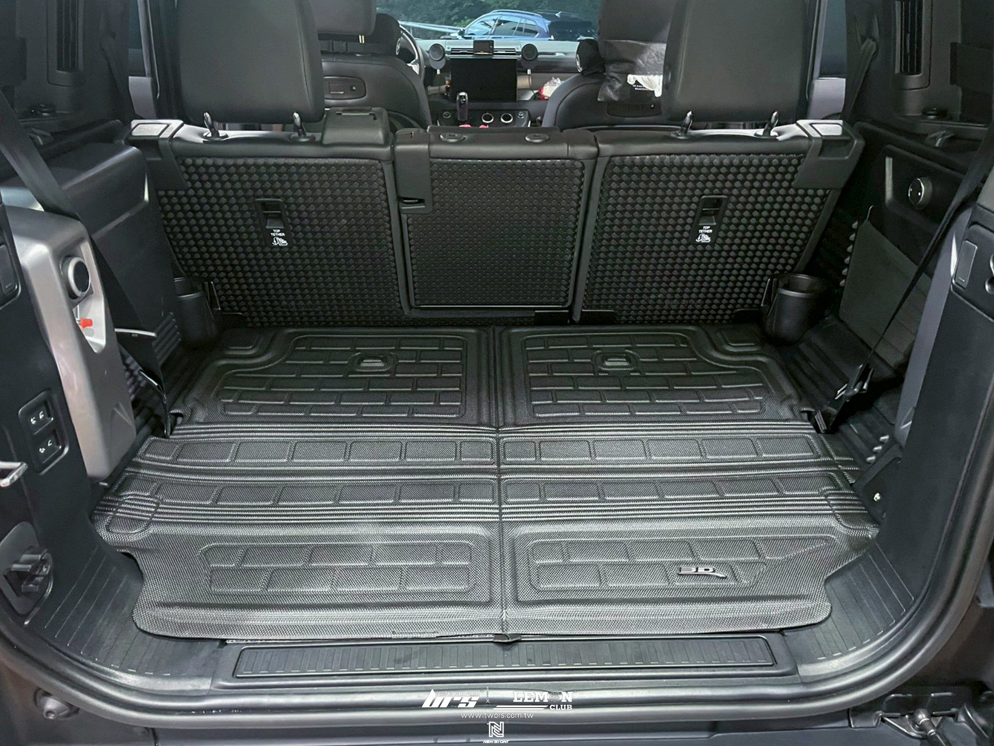 Land Rover Defender 110 安裝 3D卡固腳踏墊(7人座)+3D卡固後車廂墊(7人座)