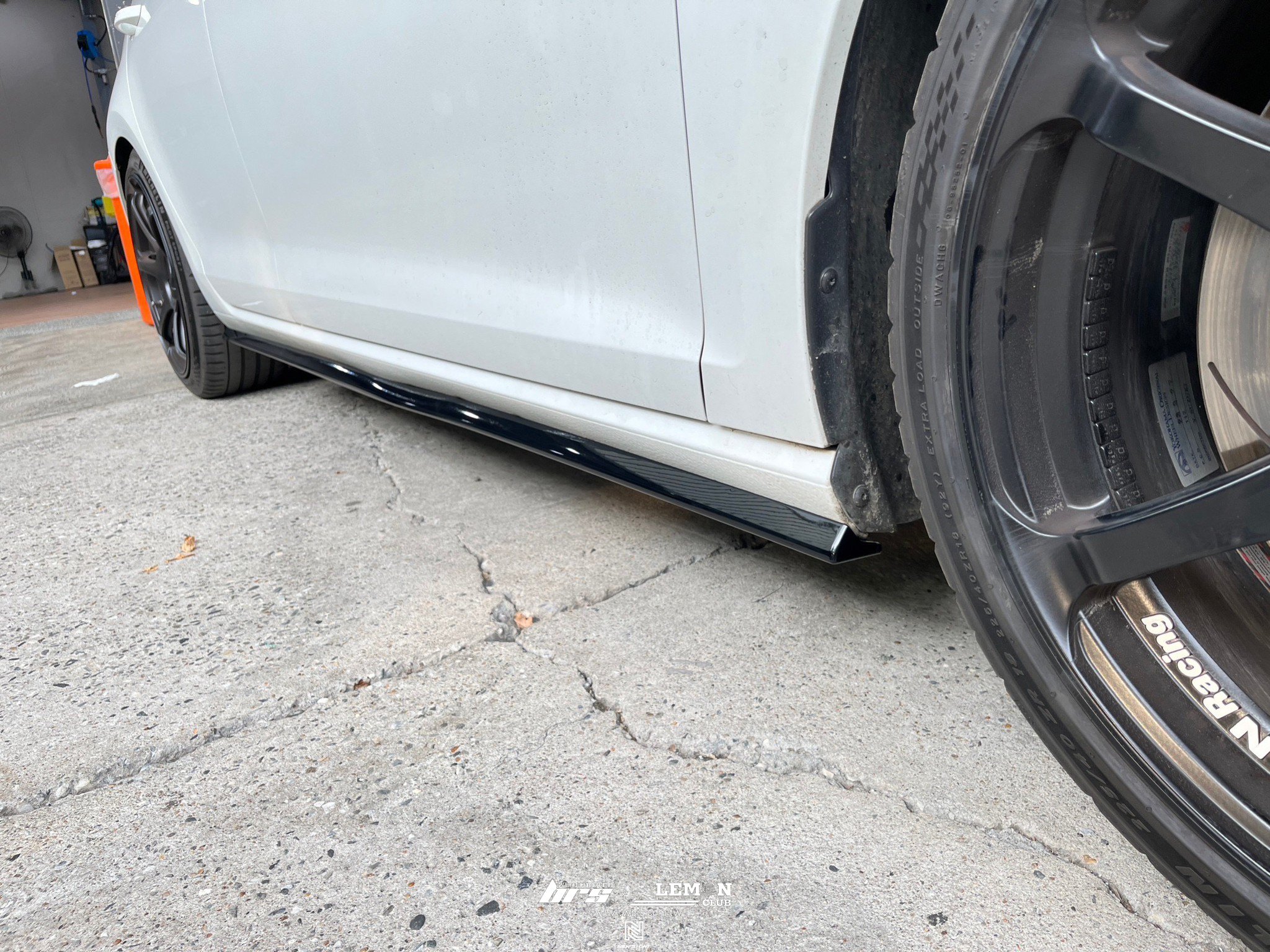 Volkswagen Golf 7.5 GTI 安裝 側裙